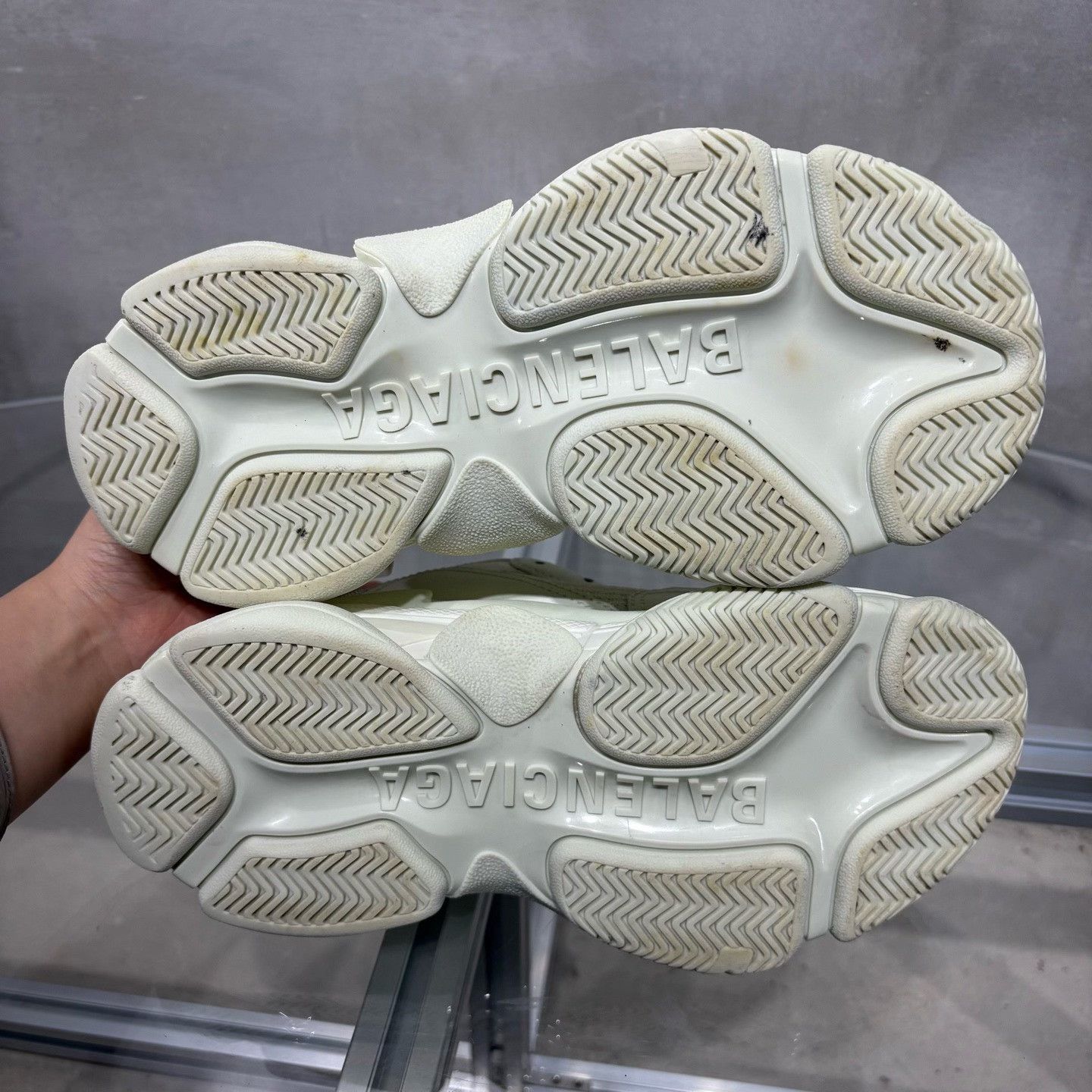 Balenciaga Balenciaga Distressed White Lowtop Sneakers it_37 Women Size US 7 / IT 37 - 7 Thumbnail