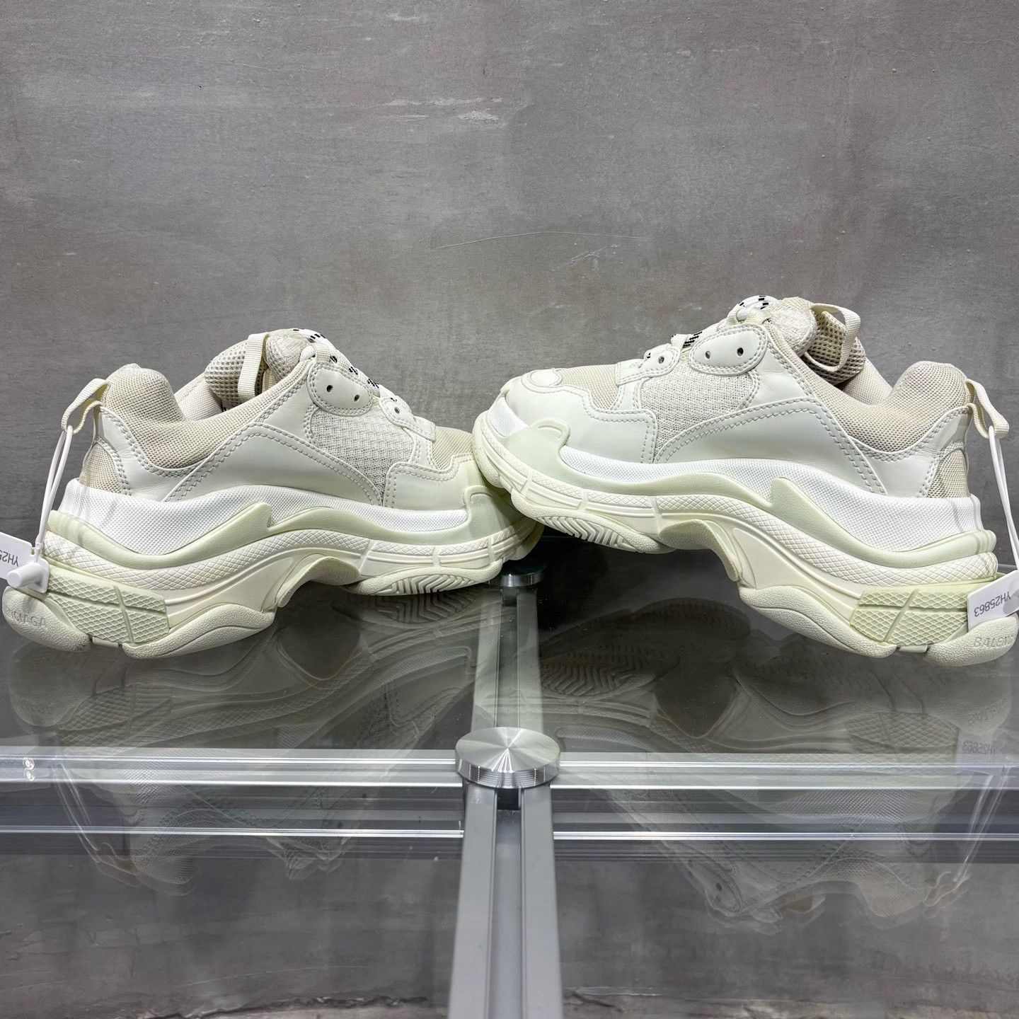 Balenciaga Balenciaga Distressed White Lowtop Sneakers it_37 Women Size US 7 / IT 37 - 5 Thumbnail
