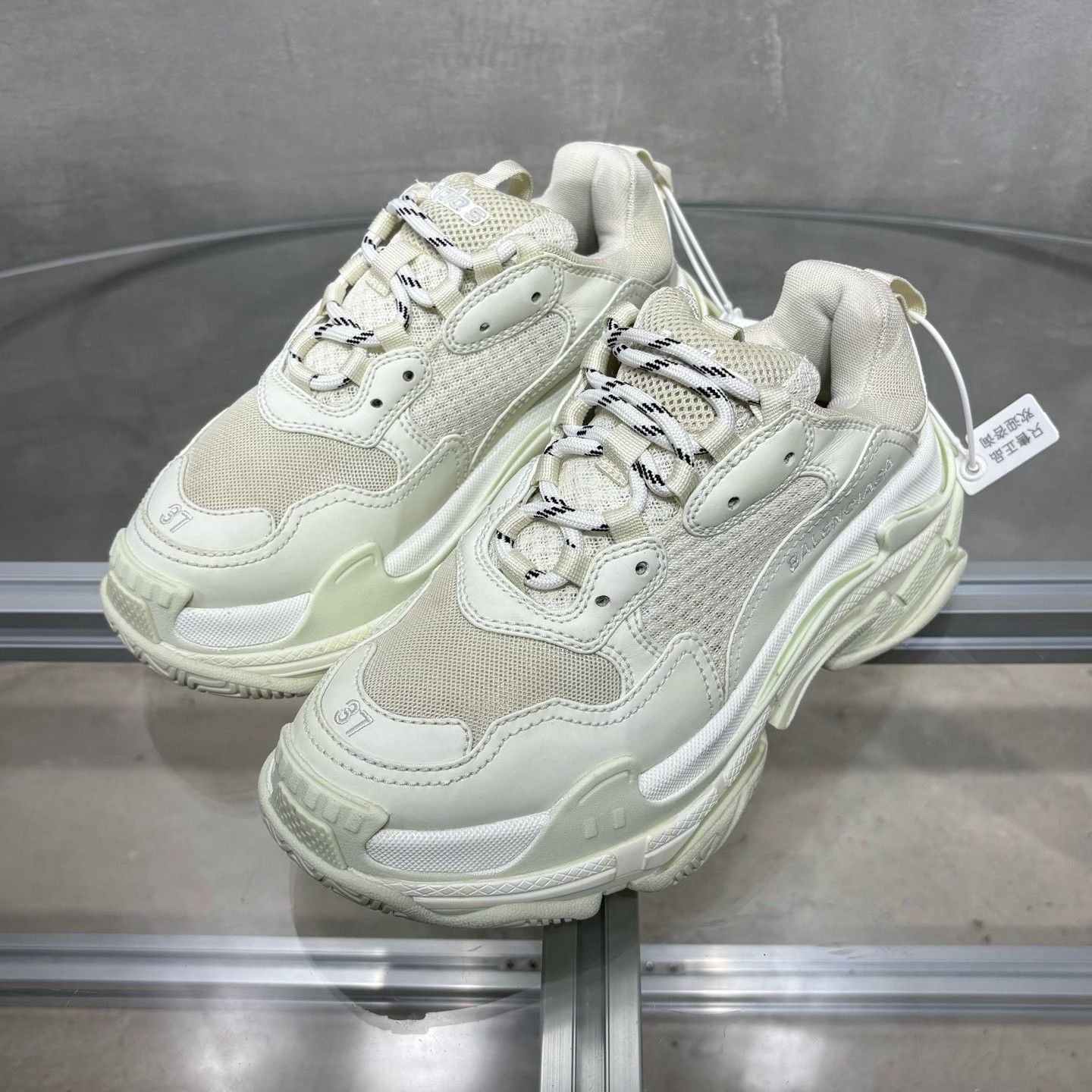 Balenciaga Balenciaga Distressed White Lowtop Sneakers it_37 Women Size US 7 / IT 37 - 2 Thumbnail