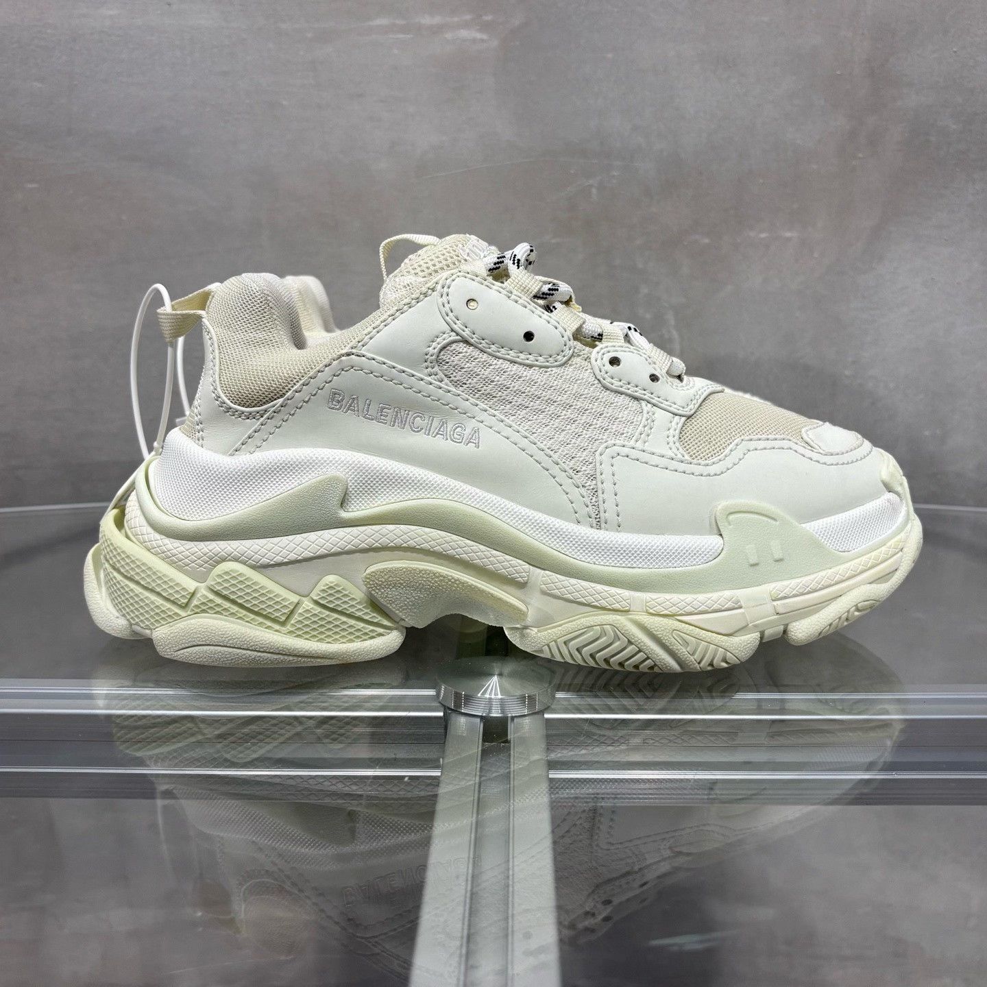 Balenciaga Balenciaga Distressed White Lowtop Sneakers it_37 Women Size US 7 / IT 37 - 4 Thumbnail