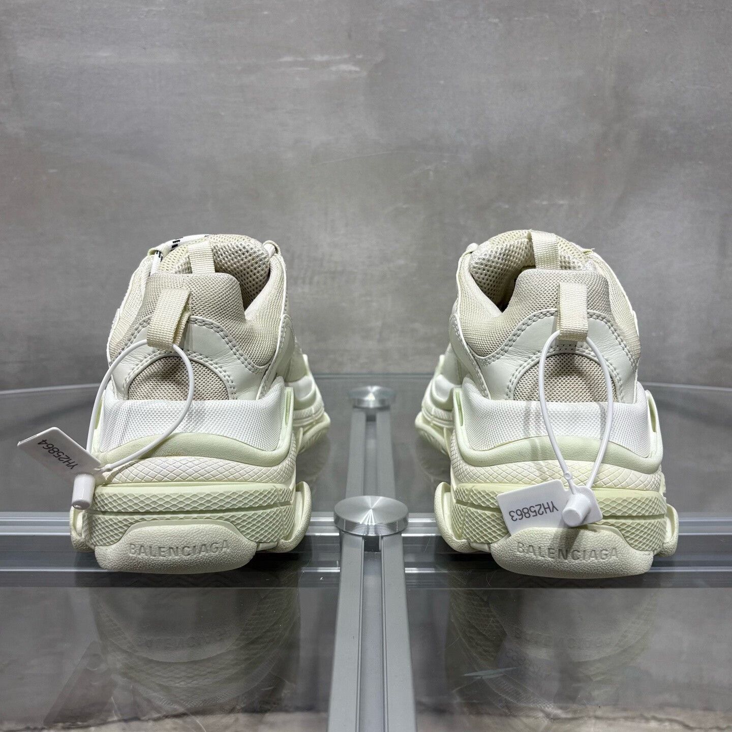 Balenciaga Balenciaga Distressed White Lowtop Sneakers it_37 Women Size US 7 / IT 37 - 6 Thumbnail