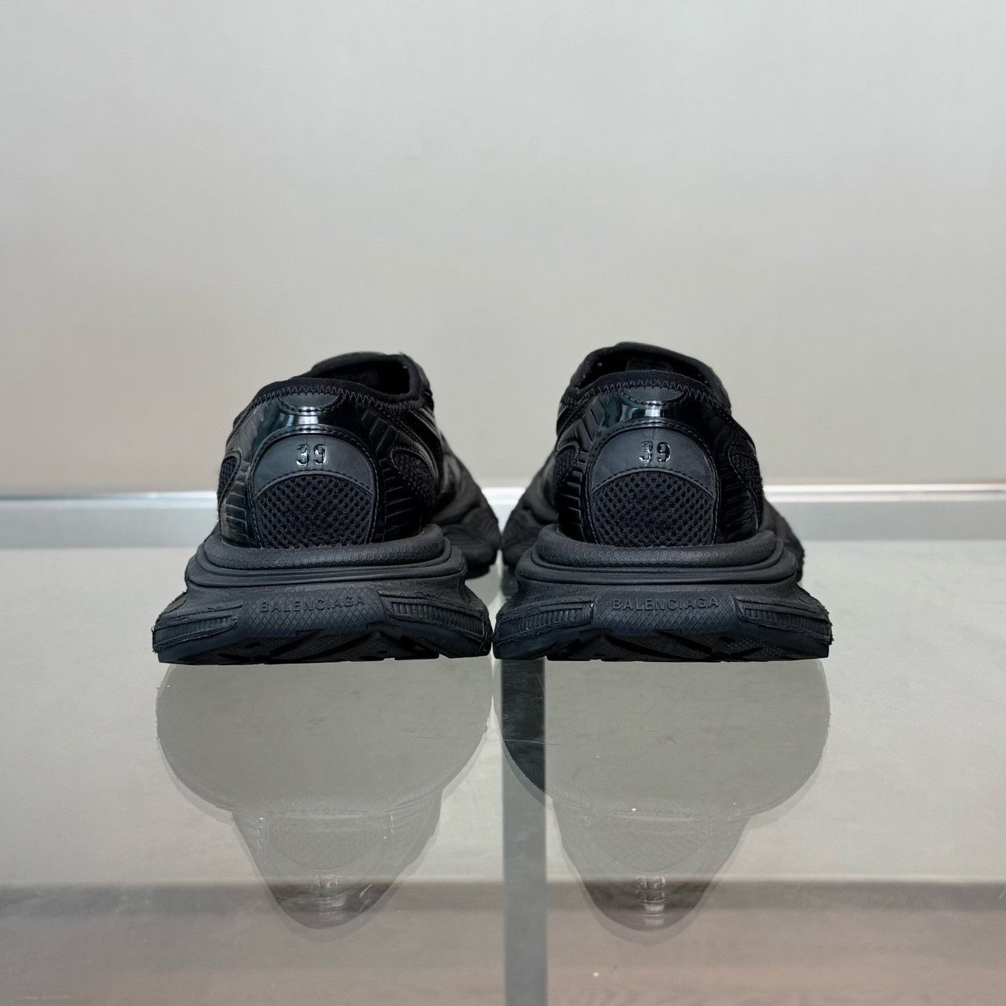 Balenciaga Balenciaga Black Lowtop Sneakers 6 Men Size US 6 / EU 39 - 4 Thumbnail