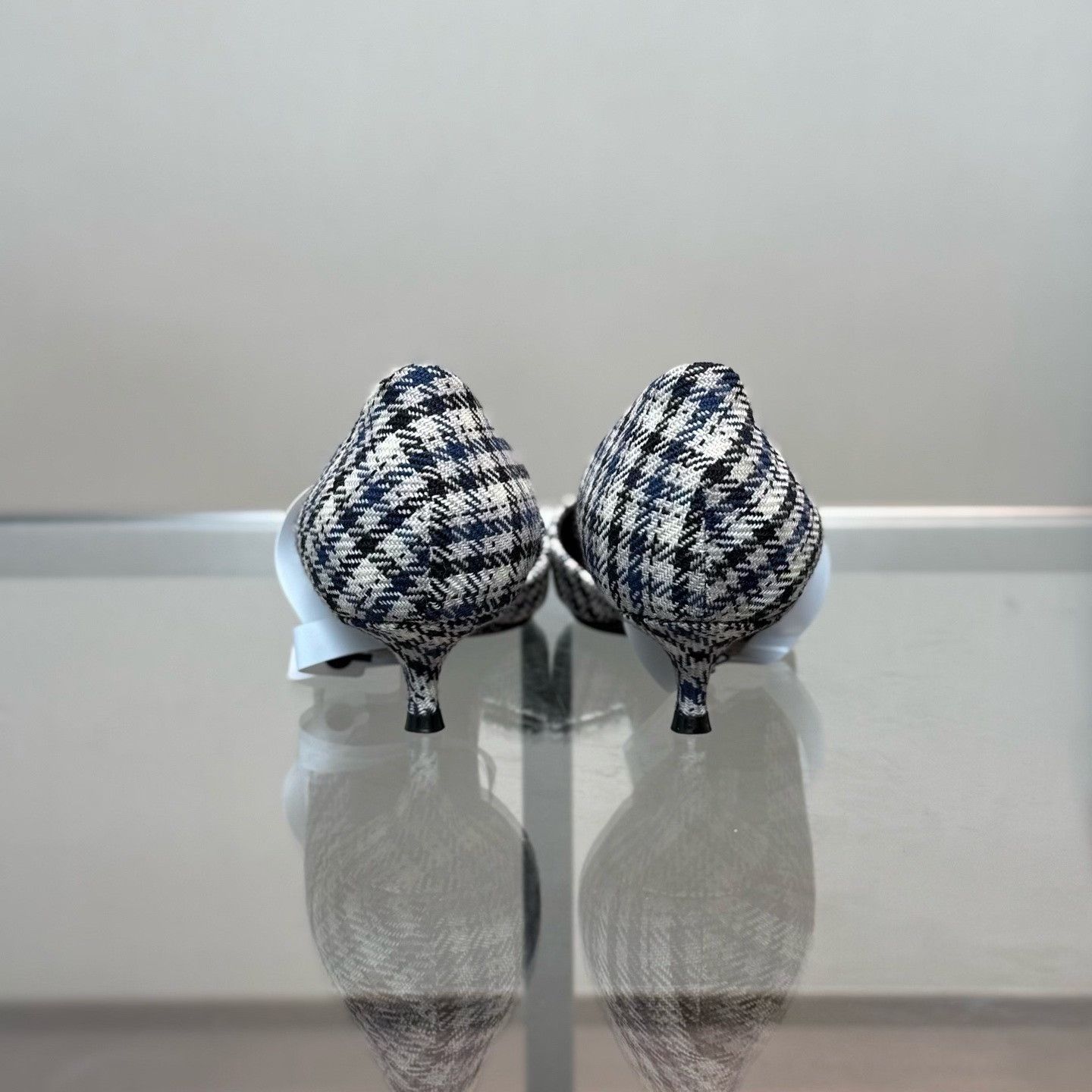 Balenciaga Balenciaga Plaid Lowtop Sneakers it_38 Women Size US 8 / IT 38 - 3 Thumbnail
