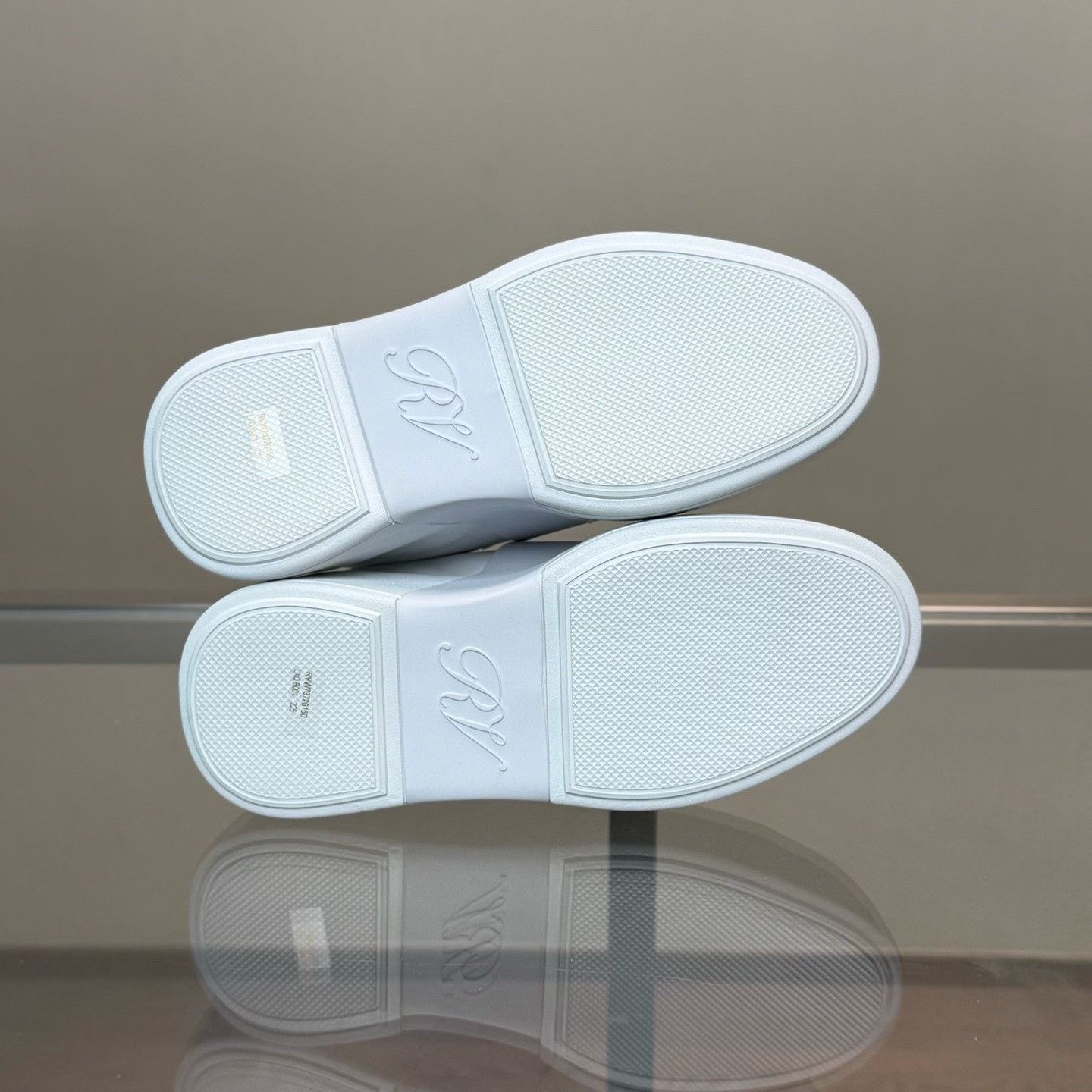 Roger Vivier Roger Vivier Retro White Lowtop Sneakers it_35-5 Women Size US 5.5 / IT 35.5 - 7 Thumbnail