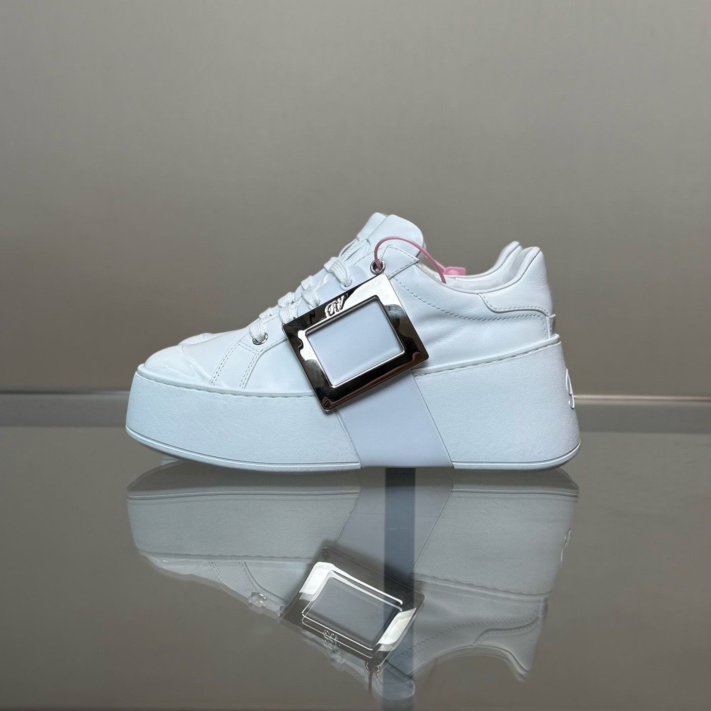 Roger Vivier Roger Vivier Retro White Lowtop Sneakers it_35-5 Women Size US 5.5 / IT 35.5 - 2 Thumbnail