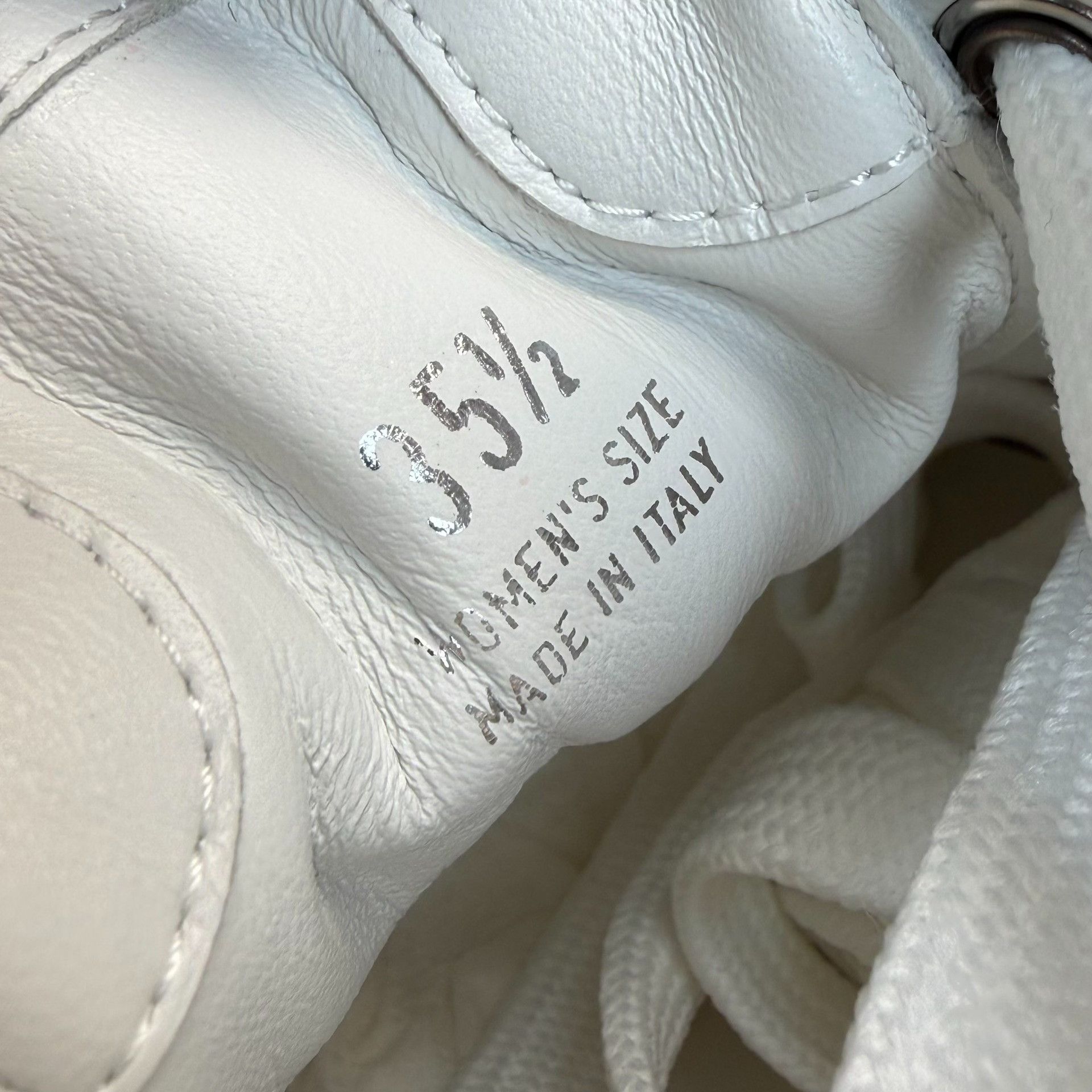 Roger Vivier Roger Vivier Retro White Lowtop Sneakers it_35-5 Women Size US 5.5 / IT 35.5 - 8 Thumbnail