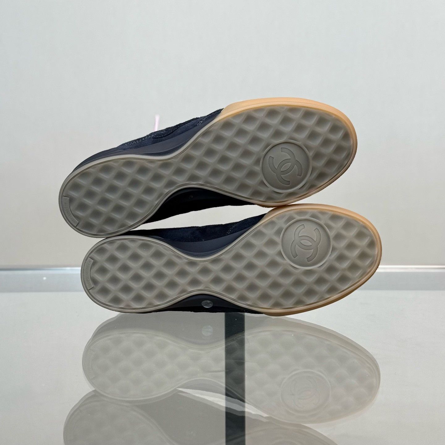 Chanel Chanel Suede Lowtop Sneakers us_12 Women Size US 12 / IT 42 - 7 Thumbnail