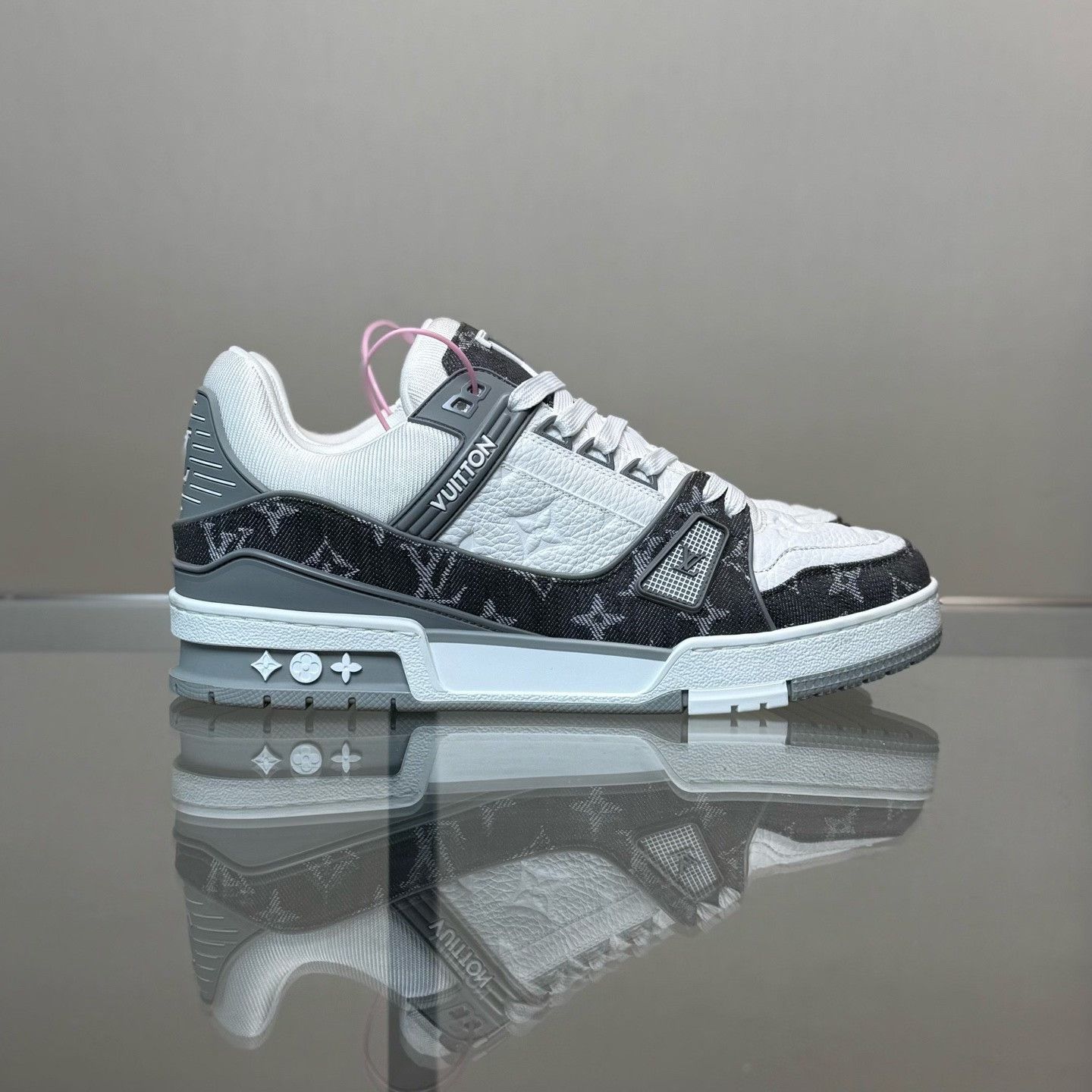 Louis Vuitton Louis Vuitton Training White Lowtop Sneakers 9 Men Size US 9 / EU 42 - 4 Thumbnail