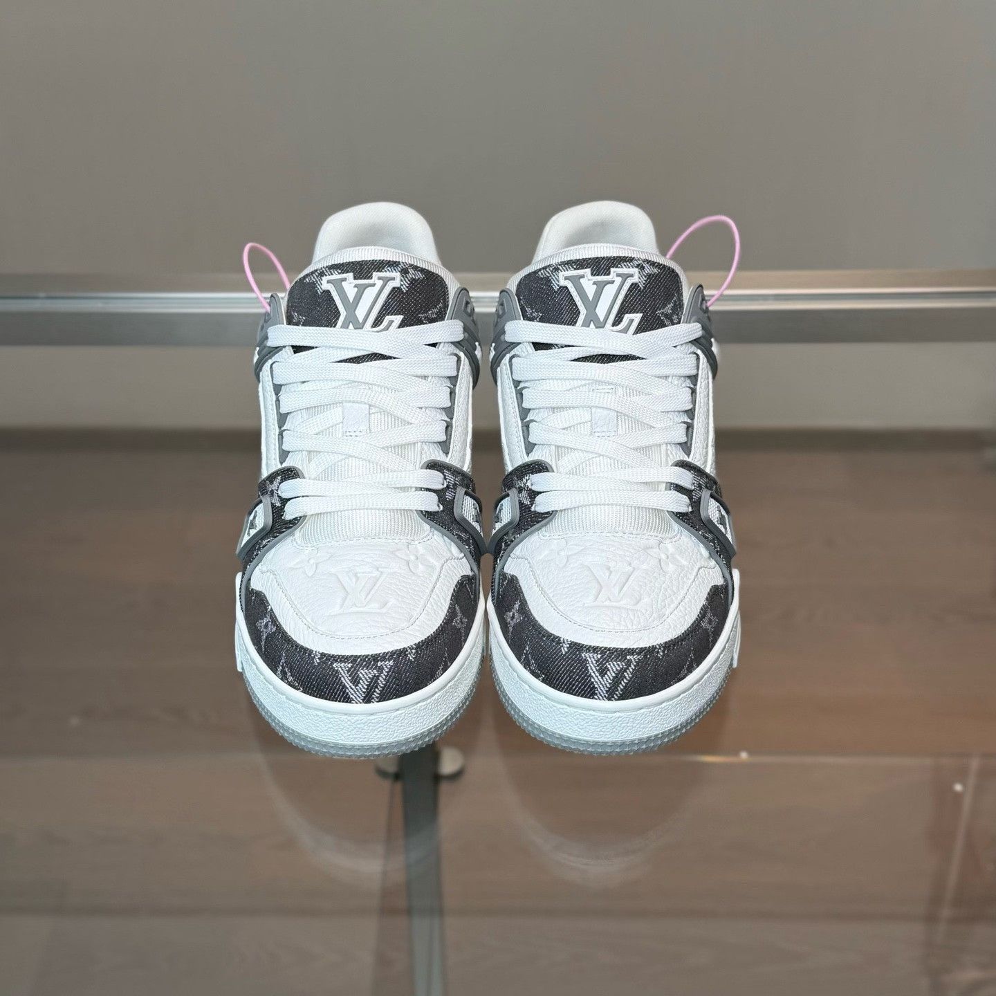 Louis Vuitton Louis Vuitton Training White Lowtop Sneakers 9 Men Size US 9 / EU 42 - 5 Thumbnail