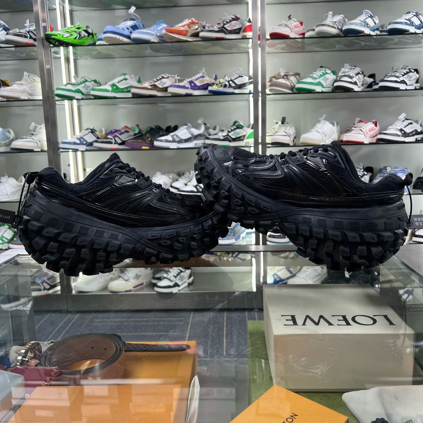 Balenciaga Balenciaga Distressed Black Lowtop Sneakers 8 Men Size US 8 / EU 41 - 4 Thumbnail