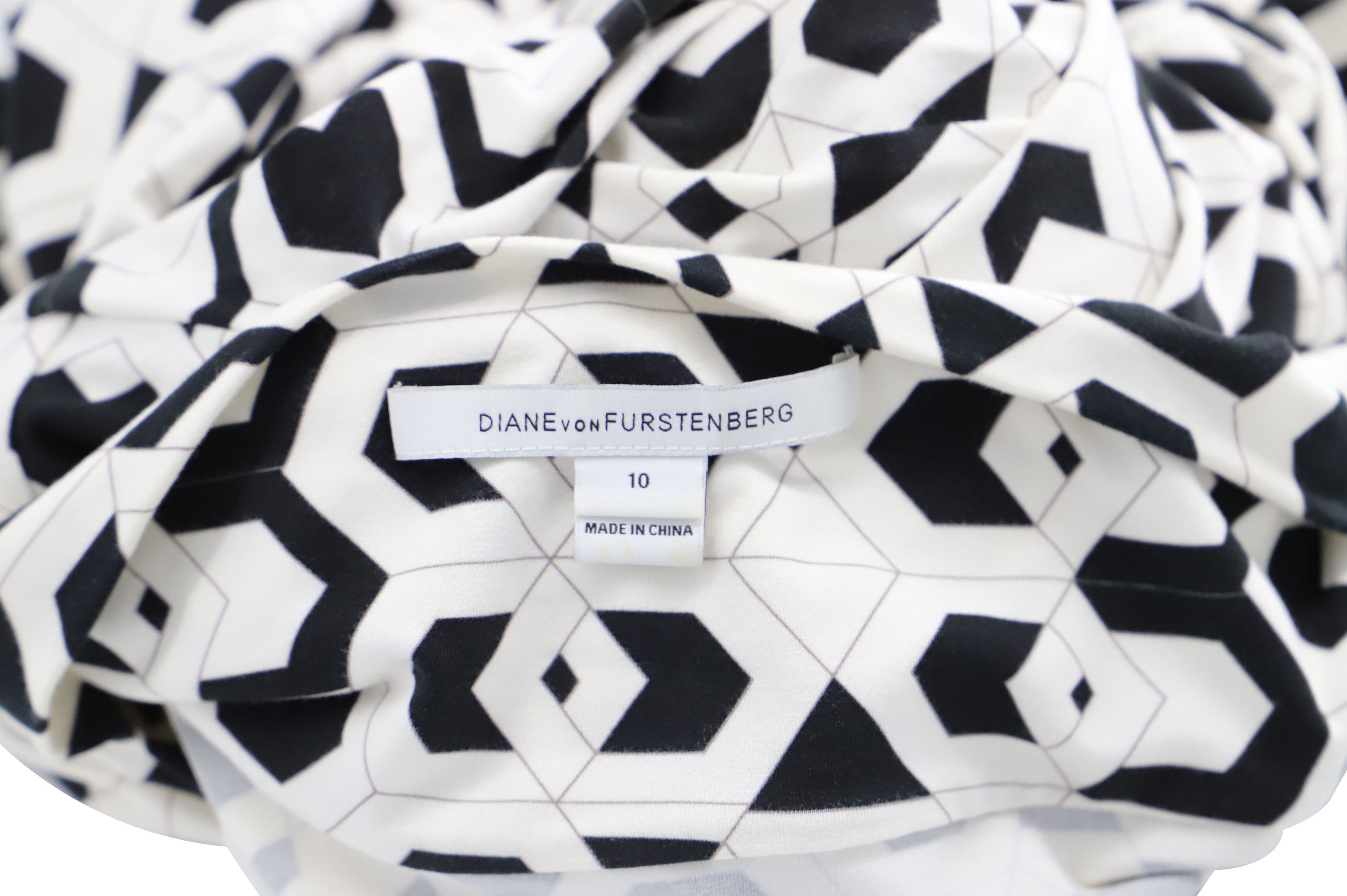 Diane von Furstenberg Diane Von Furstenberg Geometric Print Dress in Black Viscose Size 26" / US 2 / IT 38 - 4 Thumbnail