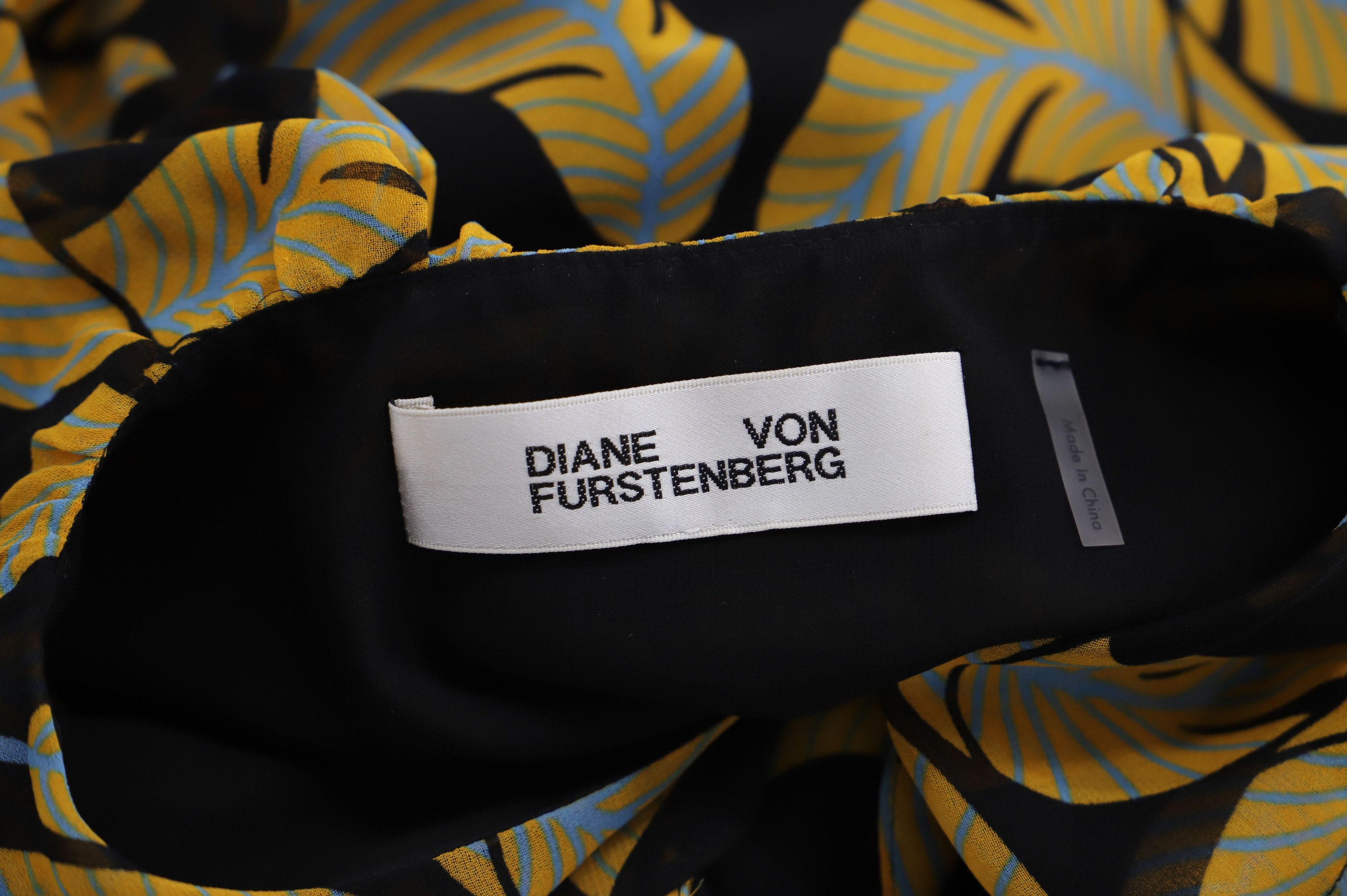 Diane von Furstenberg Diane Von Furstenberg Ruffled Blouse with Cut Out Shoulder B Size XS / US 0-2 / IT 36-38 - 4 Thumbnail