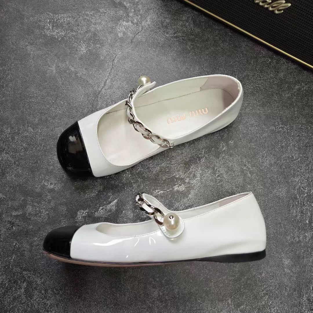 Miu Miu Miu Miu Pearl Buckle Patent Leather Flats Size US 4 / IT 34 - 2 Thumbnail