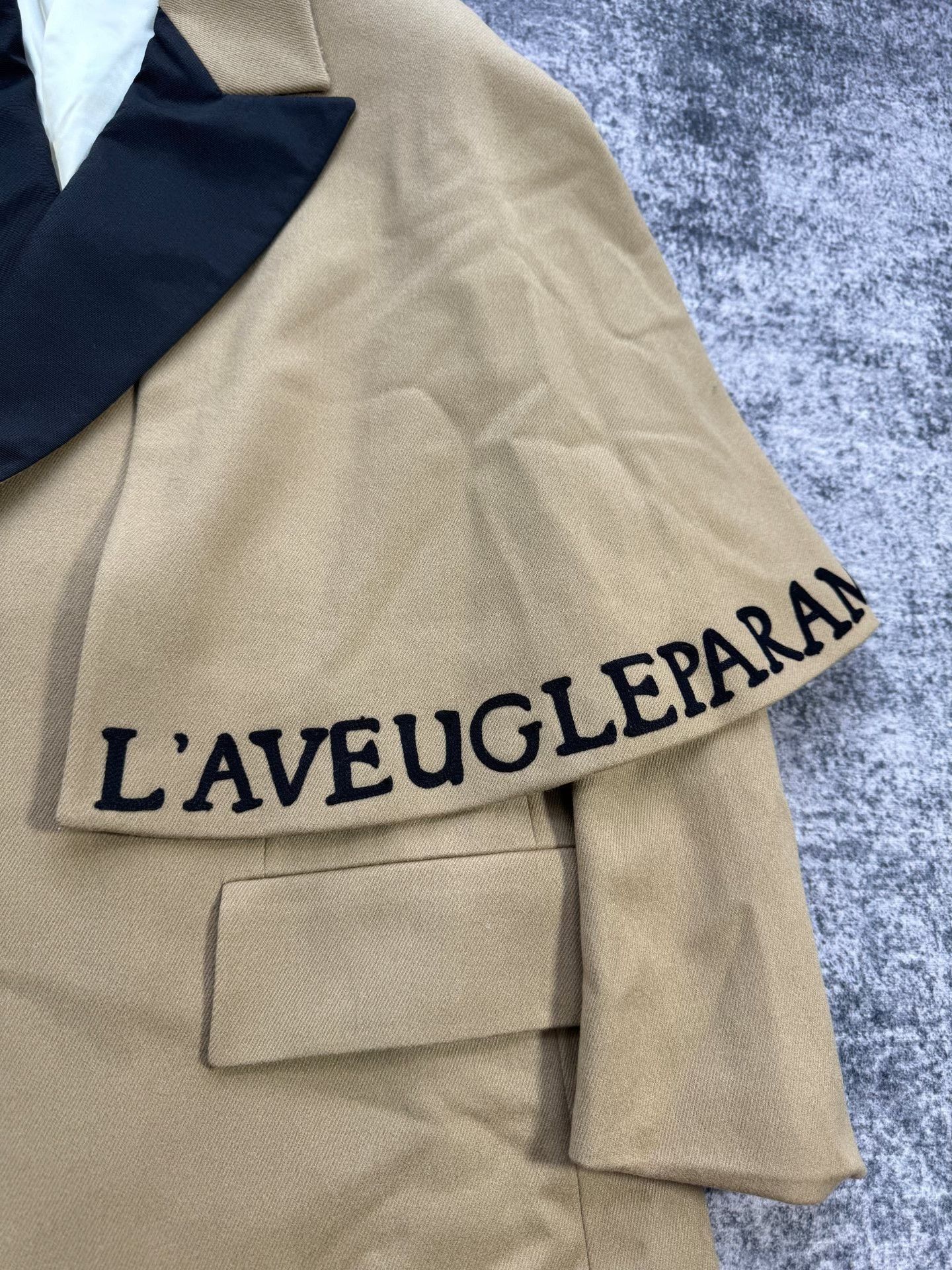 Gucci Gucci Runway Beige Slogan Bee Wool Coat Size US S / EU 44-46 / 1 - 7 Thumbnail