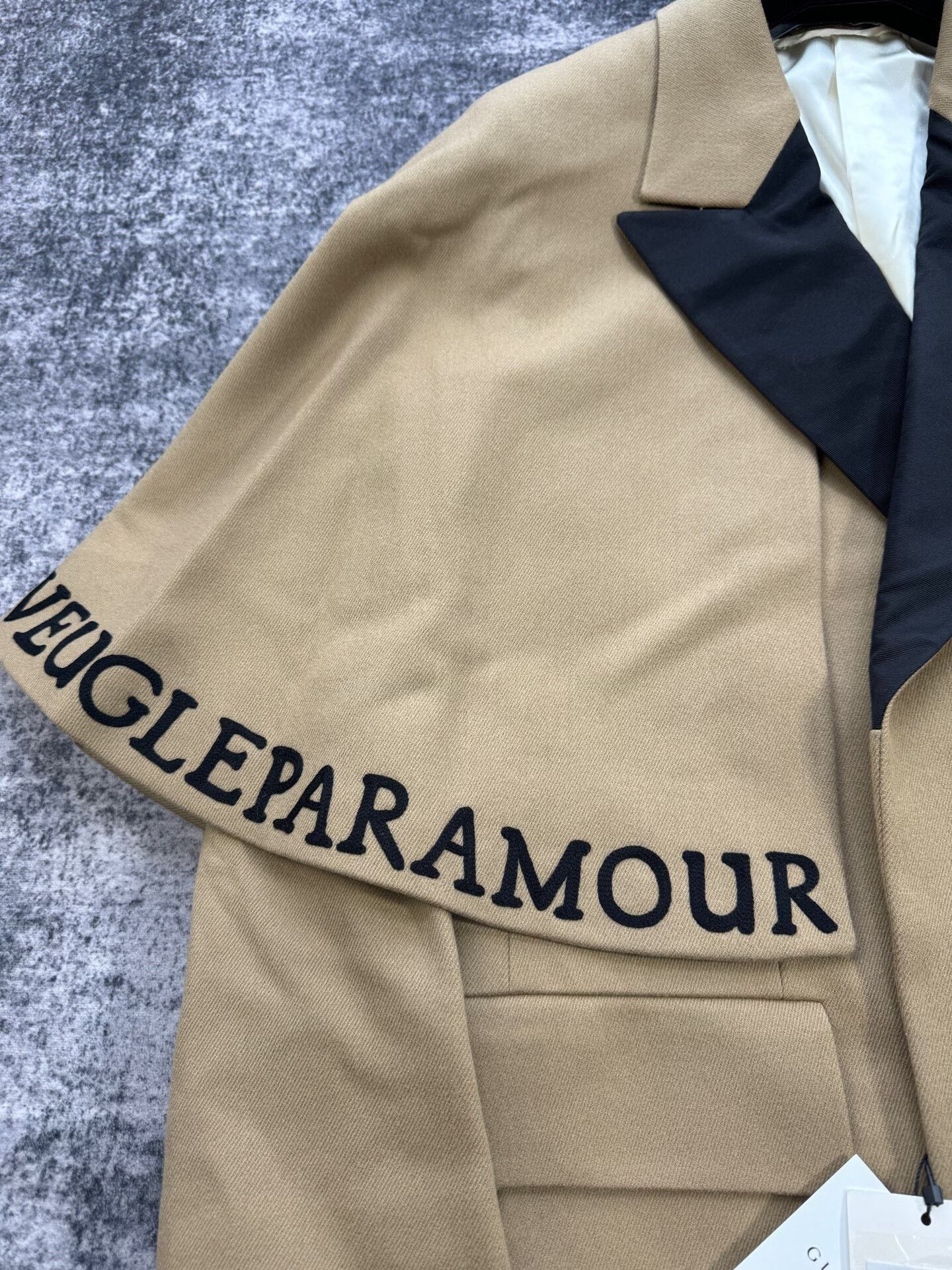 Gucci Gucci Runway Beige Slogan Bee Wool Coat Size US S / EU 44-46 / 1 - 6 Thumbnail