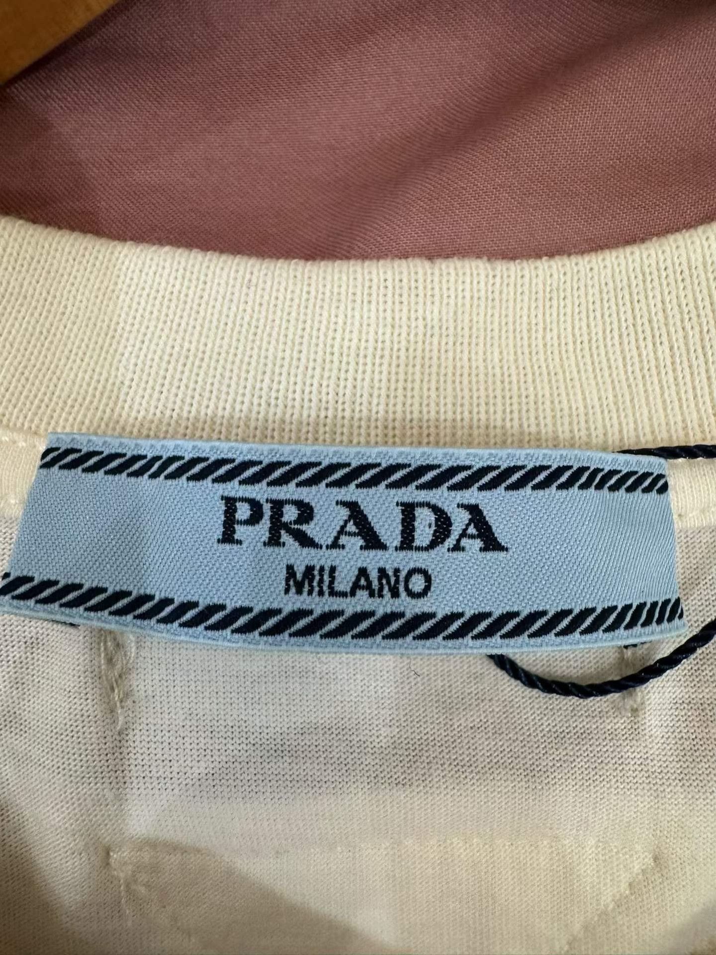 Prada Prada Beige Chest Letter T-Shirt Size US M / EU 48-50 / 2 - 4 Thumbnail