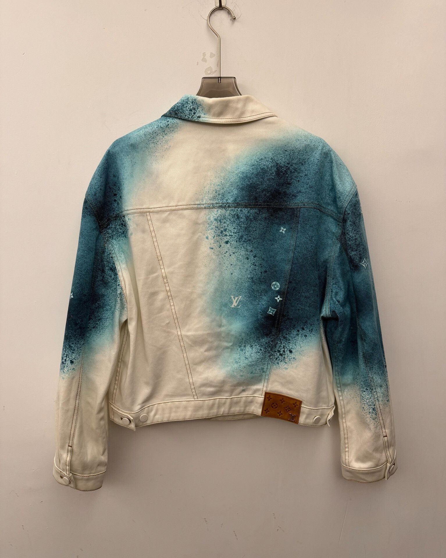 Louis Vuitton Louis Vuitton SS23 Spray Paint Denim Jacket 52 Size US L / EU 52-54 / 3 - 2 Thumbnail