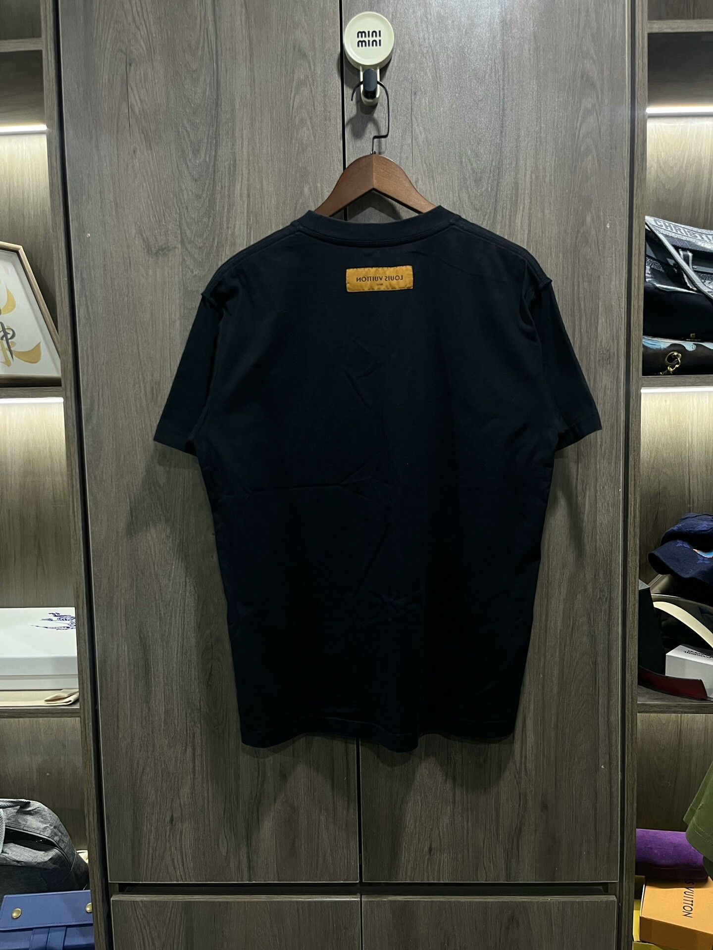 Louis Vuitton Louis Vuitton Embossed LV Logo T-Shirt M Size US M / EU 48-50 / 2 - 2 Thumbnail