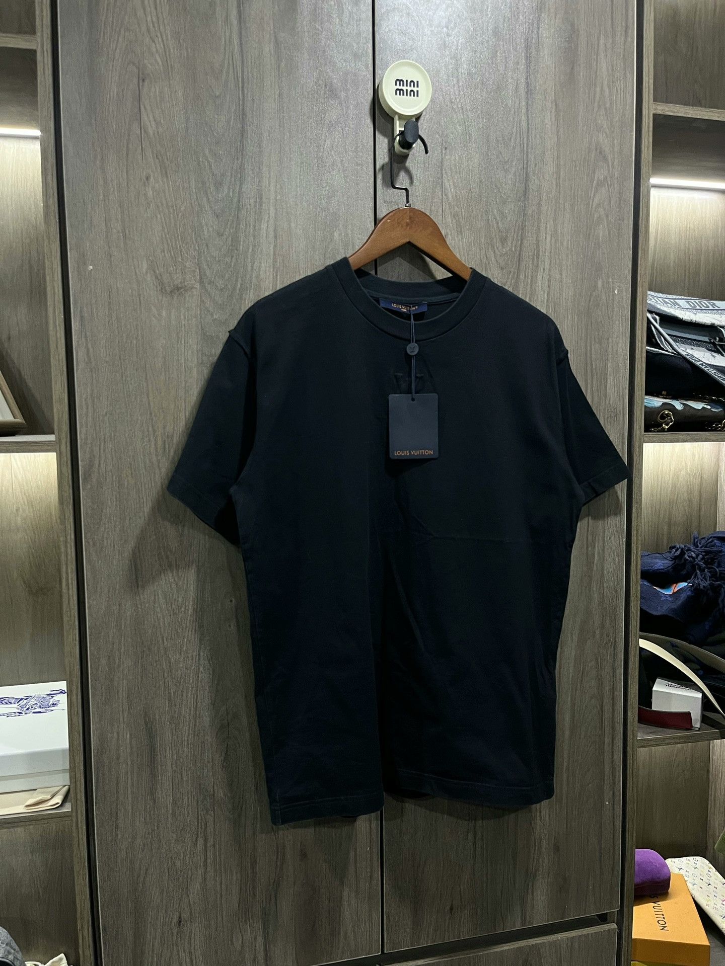 Louis Vuitton Louis Vuitton Embossed LV Logo T-Shirt M Size US M / EU 48-50 / 2 - 8 Thumbnail