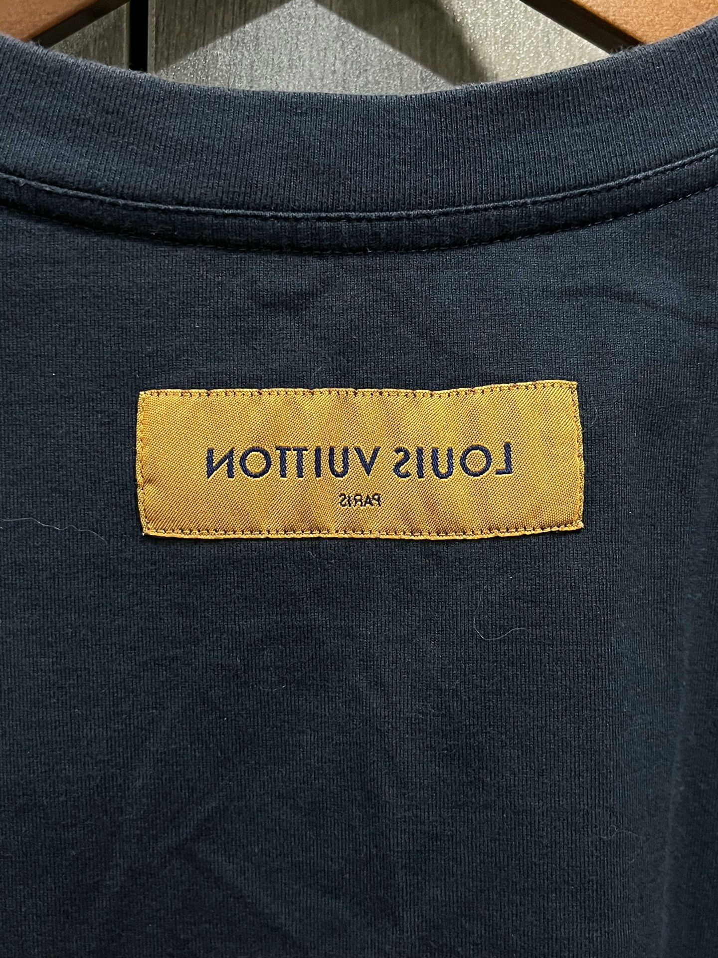 Louis Vuitton Louis Vuitton Embossed LV Logo T-Shirt M Size US M / EU 48-50 / 2 - 7 Thumbnail