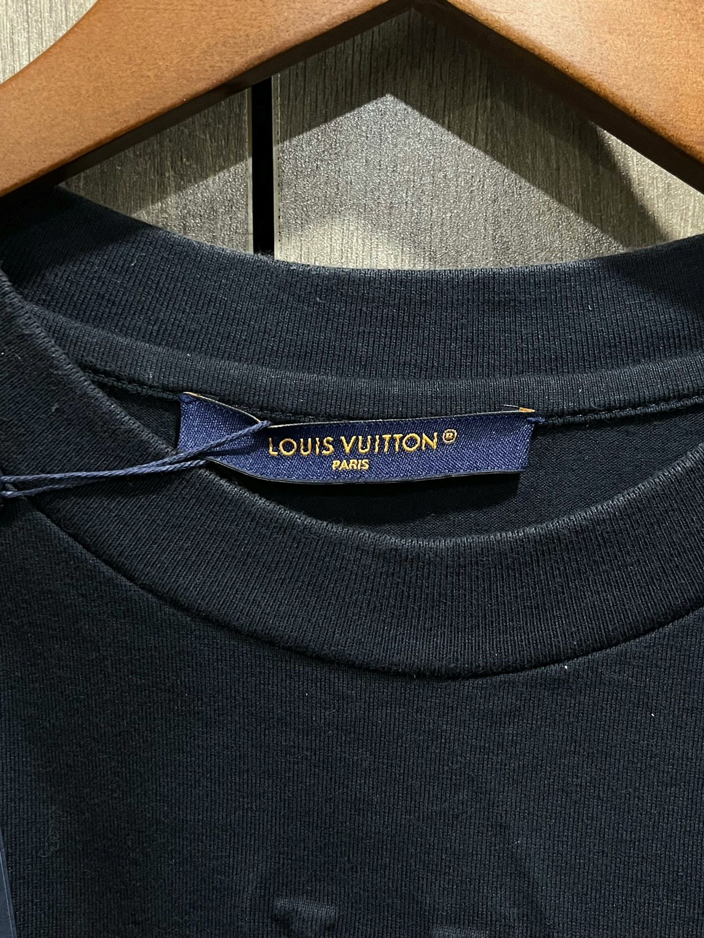 Louis Vuitton Louis Vuitton Embossed LV Logo T-Shirt M Size US M / EU 48-50 / 2 - 4 Thumbnail