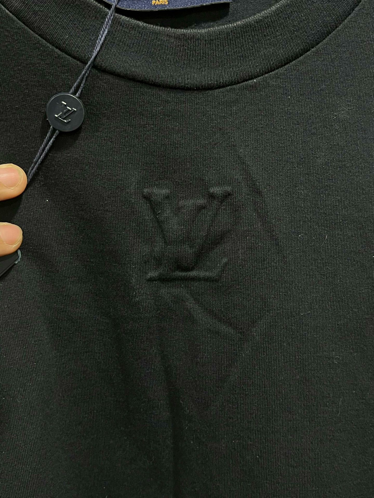 Louis Vuitton Louis Vuitton Embossed LV Logo T-Shirt M Size US M / EU 48-50 / 2 - 5 Thumbnail
