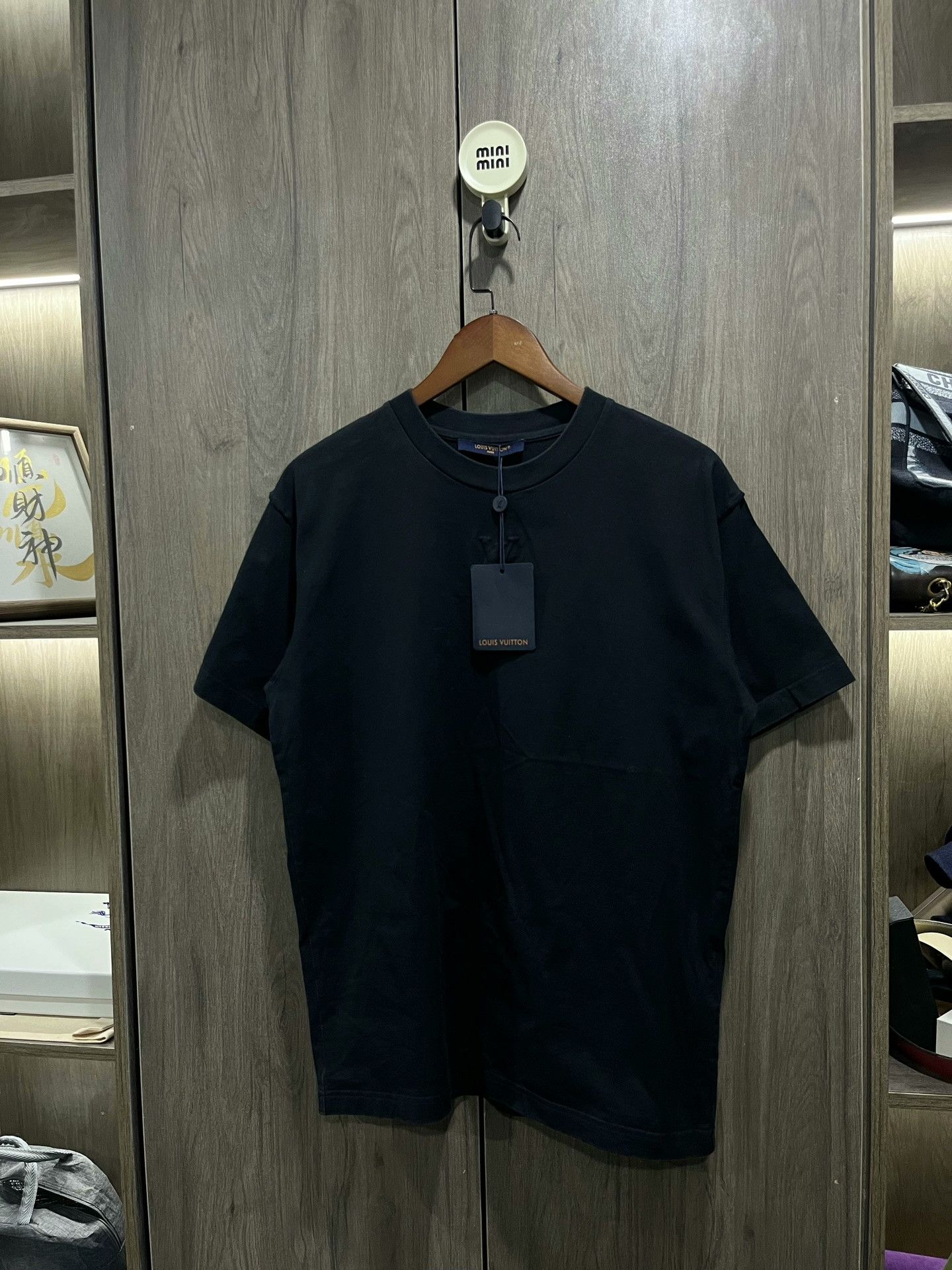 Louis Vuitton Louis Vuitton Embossed LV Logo T-Shirt M Size US M / EU 48-50 / 2 - 6 Thumbnail