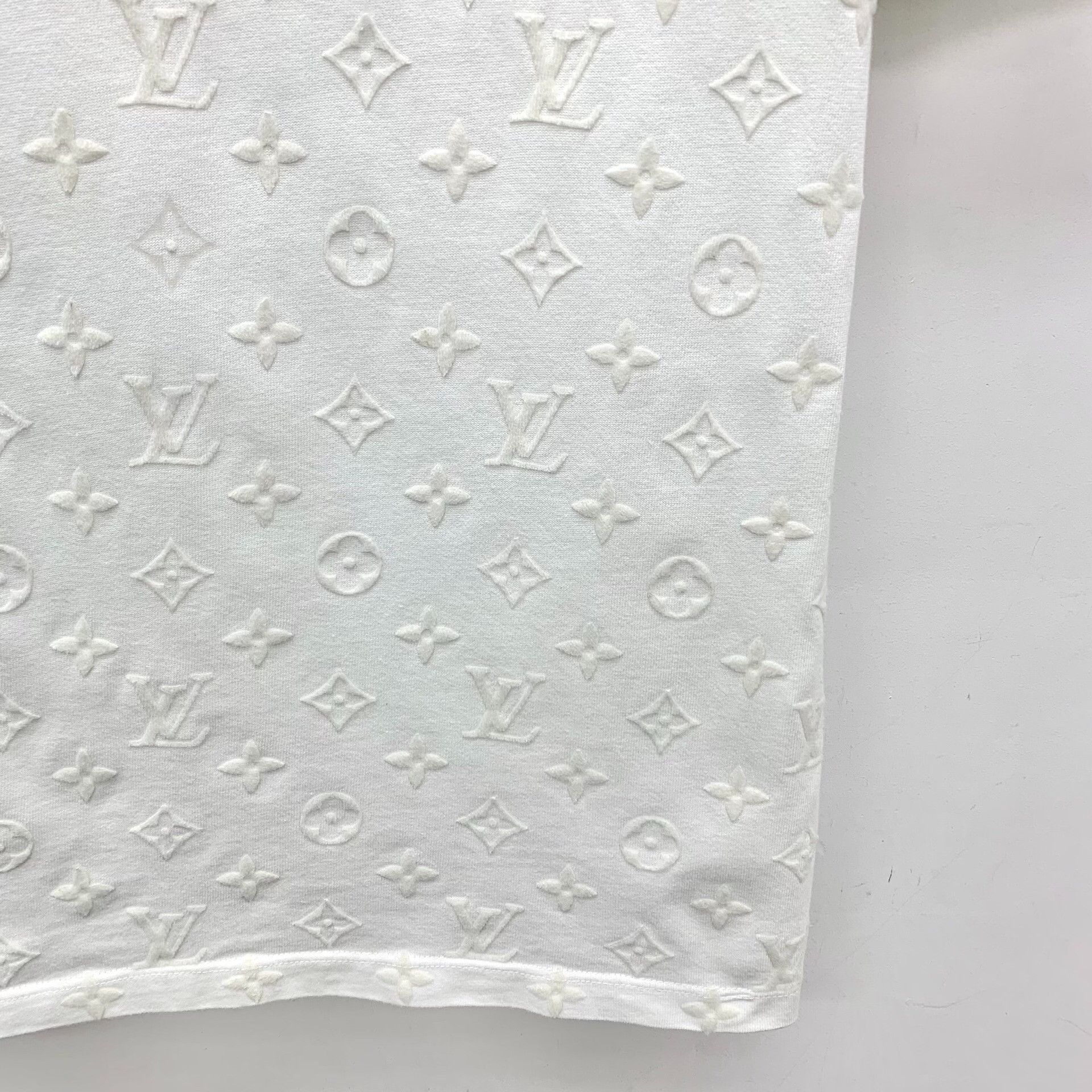 Louis Vuitton Louis Vuitton Monogram Embossed T-Shirt Size M Size US M / EU 48-50 / 2 - 4 Thumbnail