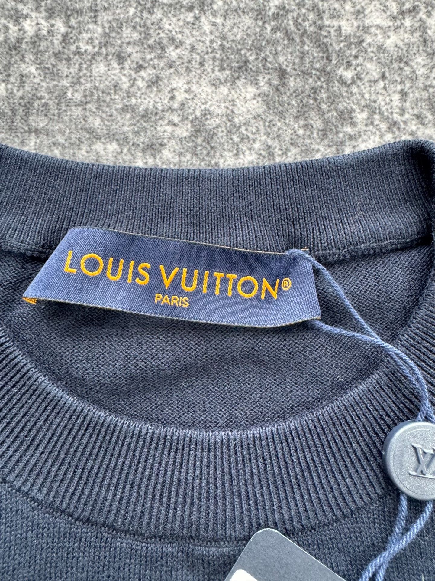Louis Vuitton Louis Vuitton Knit Short-Sleeve Embossed Print Size US L / EU 52-54 / 3 - 3 Thumbnail