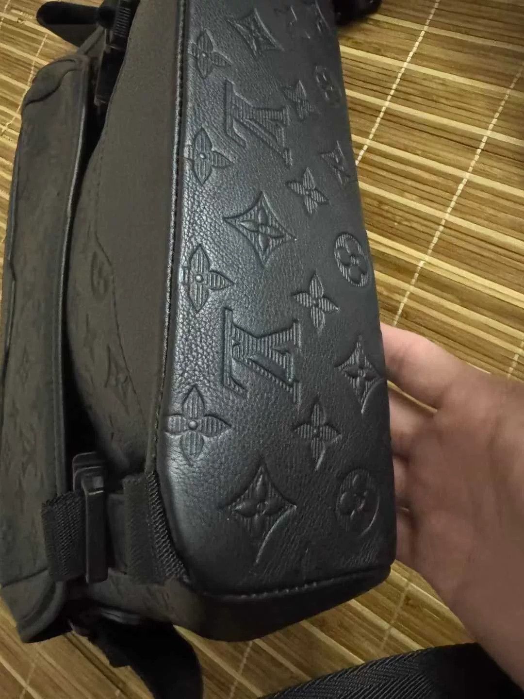 Louis Vuitton Louis Vuitton Black Subtle Pattern Messenger Bag Size ONE SIZE - 4 Thumbnail