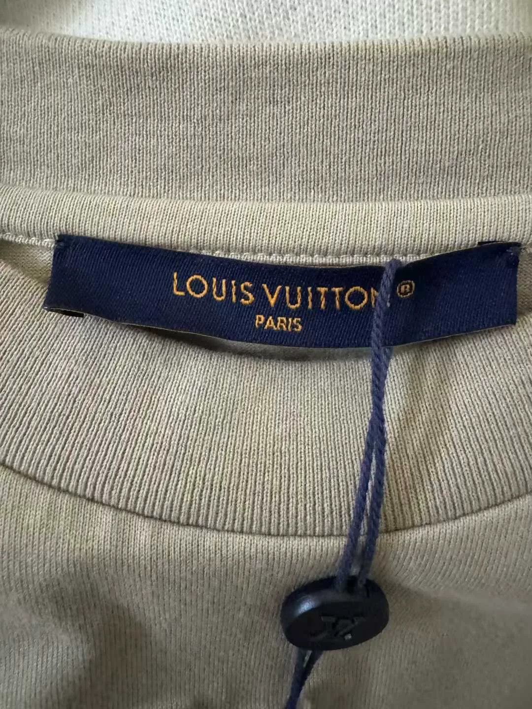 Louis Vuitton Louis Vuitton 25 Embossed Logo Short-Sleeve Size US S / EU 44-46 / 1 - 4 Thumbnail