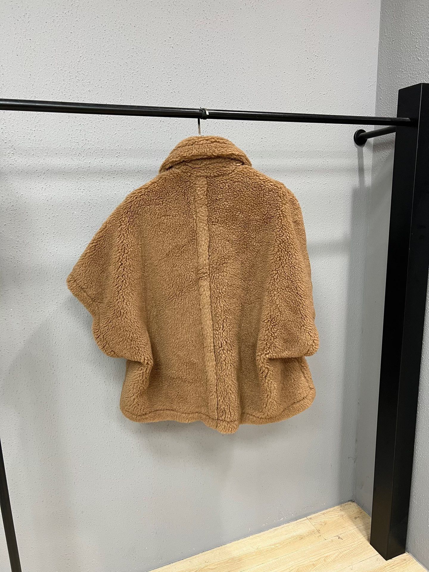 Max Mara MaxMara Classic Camel Teddy Cape Size XS / US 0-2 / IT 36-38 - 2 Thumbnail