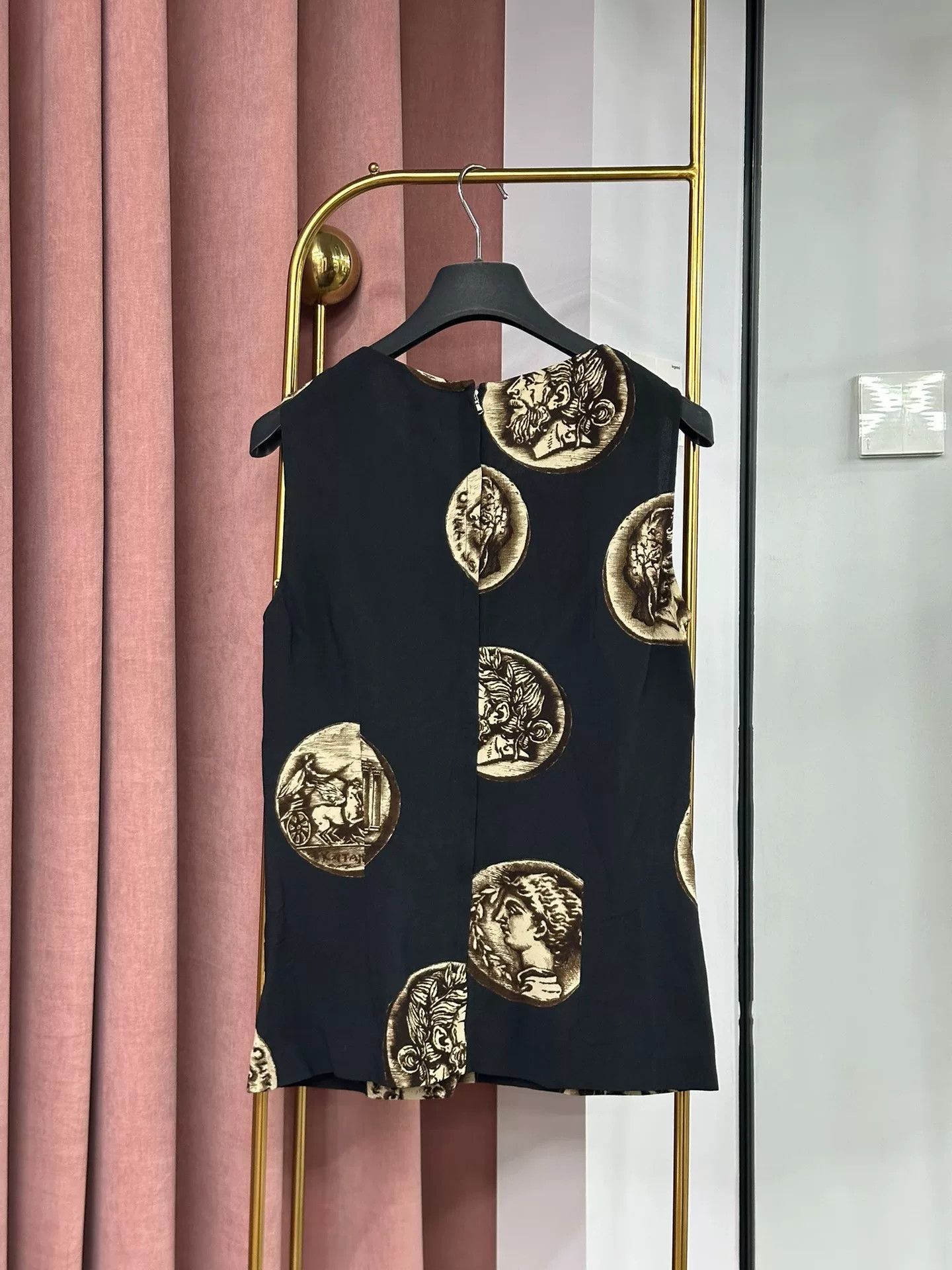 Dolce & Gabbana Dolce&Gabbana Black Portrait Coin Print Sleeveless Top Size S / US 4 / IT 40 - 3 Thumbnail