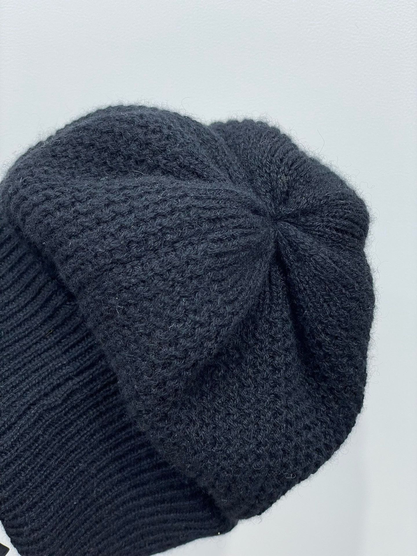 Chanel Chanel 22A Black Gold Sequin Logo Beanie Size ONE SIZE - 3 Thumbnail