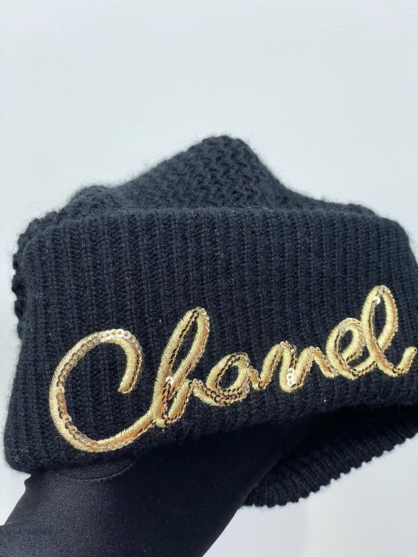 Chanel Chanel 22A Black Gold Sequin Logo Beanie Size ONE SIZE - 4 Thumbnail