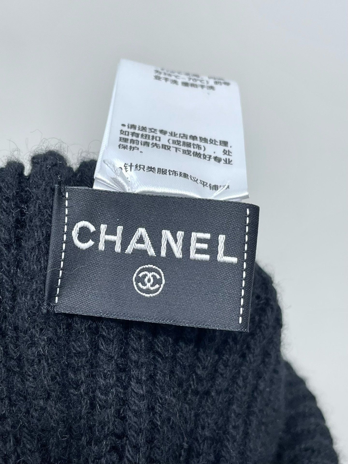 Chanel Chanel 22A Black Gold Sequin Logo Beanie Size ONE SIZE - 5 Thumbnail