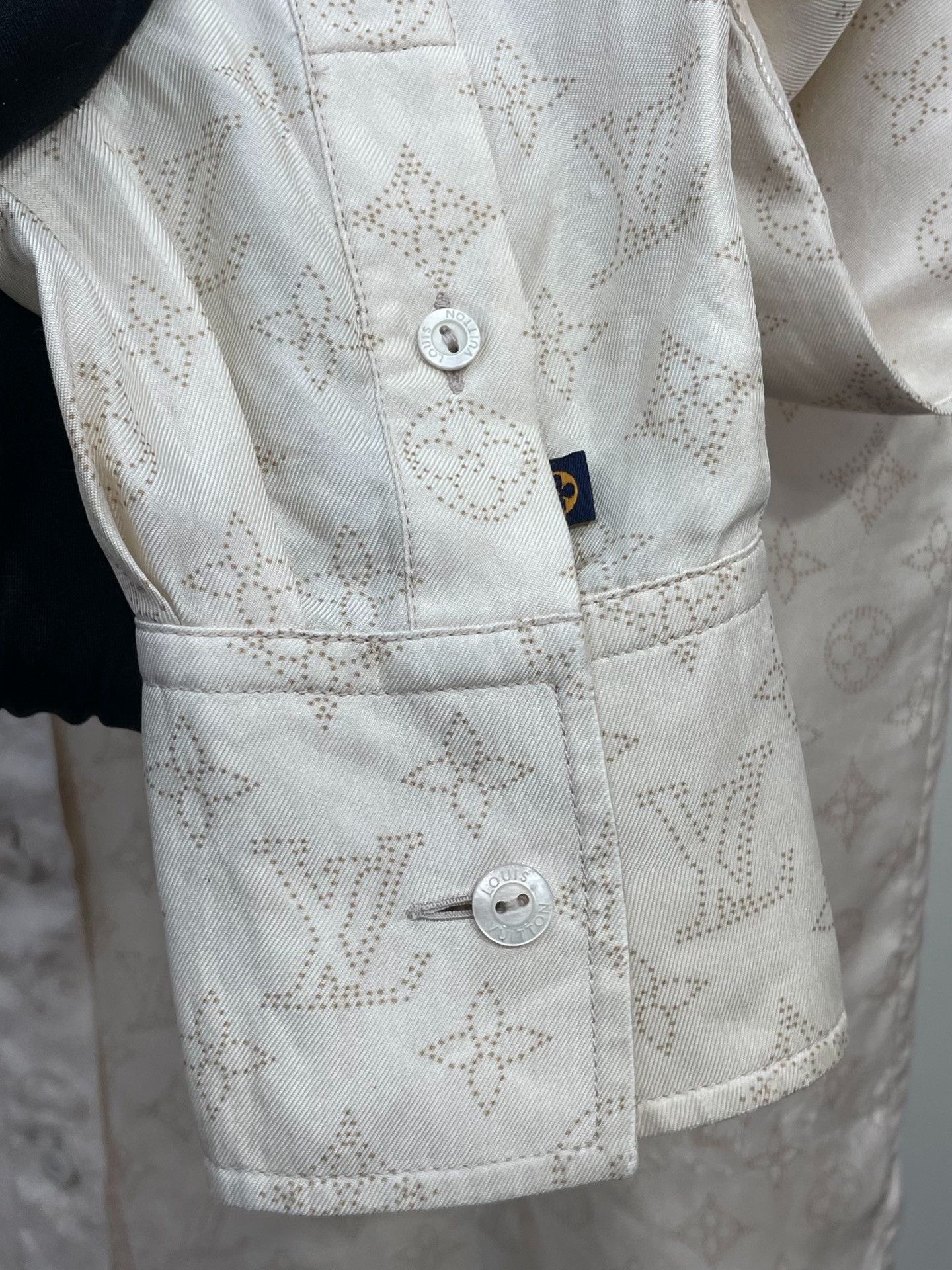 Louis Vuitton Louis Vuitton Classic Monogram Silk Shirt Size XS / US 0-2 / IT 36-38 - 5 Thumbnail