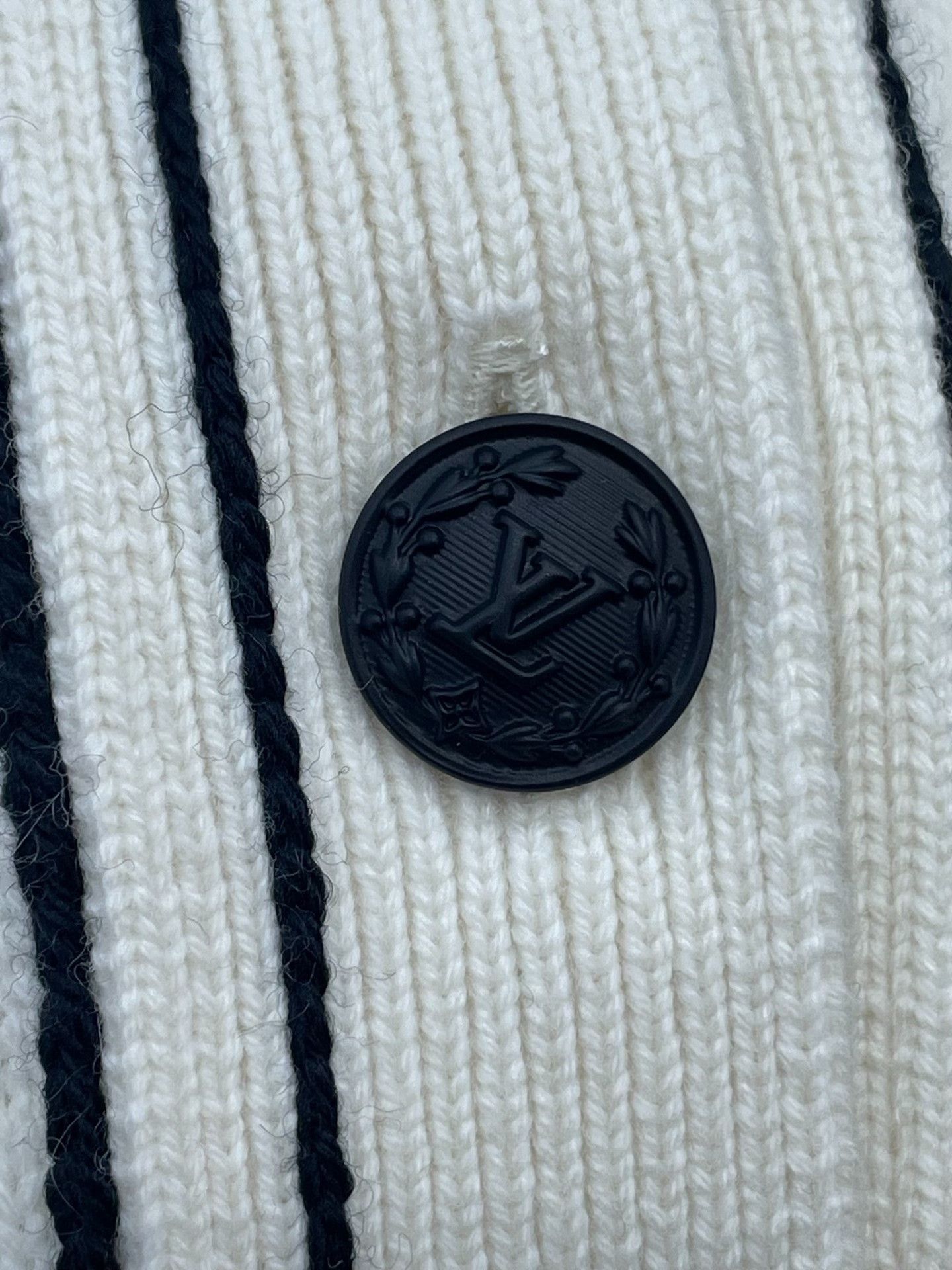 Louis Vuitton Louis Vuitton 25 White Knit Cardigan Size XS / US 0-2 / IT 36-38 - 6 Thumbnail