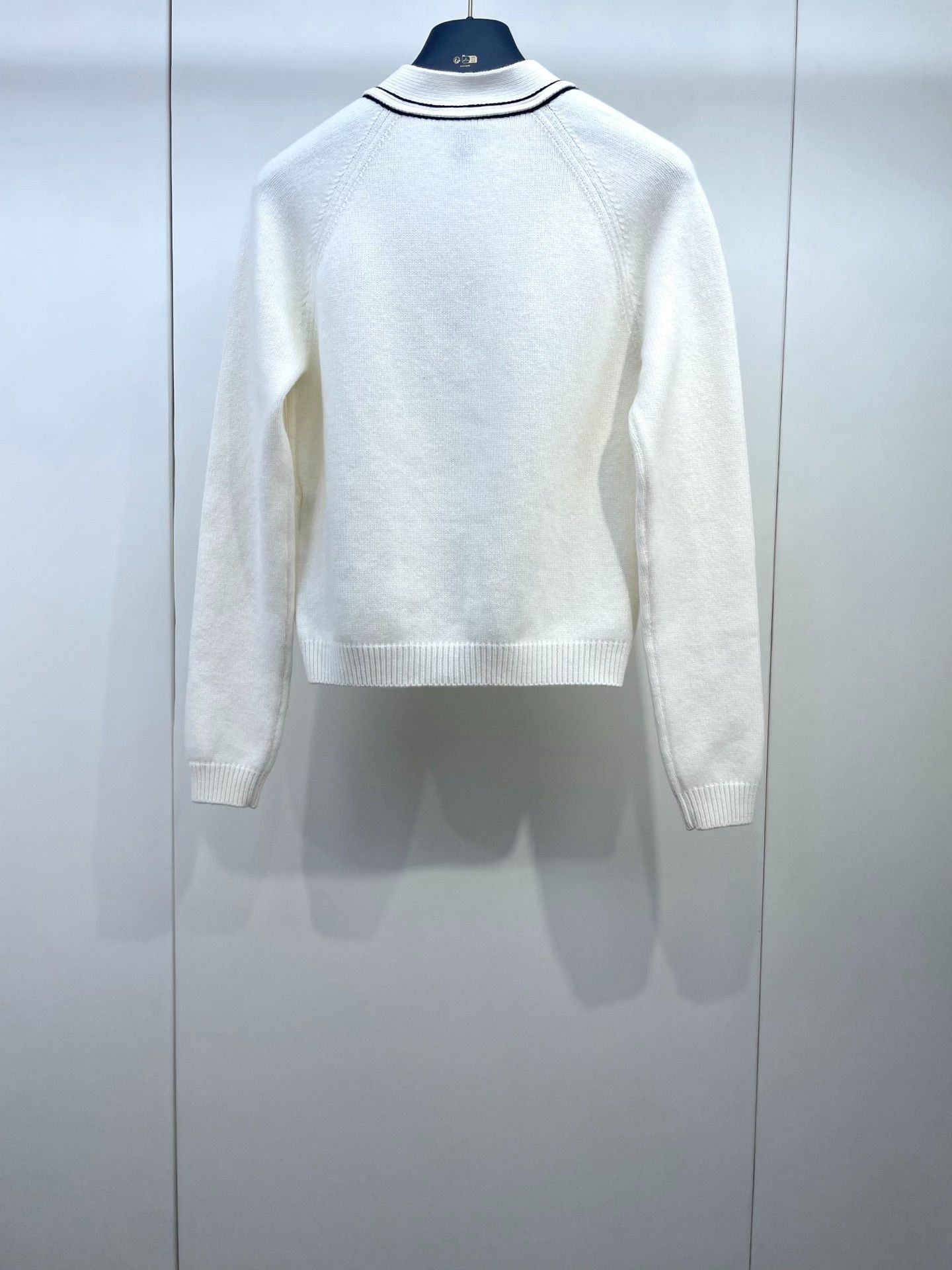 Louis Vuitton Louis Vuitton 25 White Knit Cardigan Size XS / US 0-2 / IT 36-38 - 2 Thumbnail