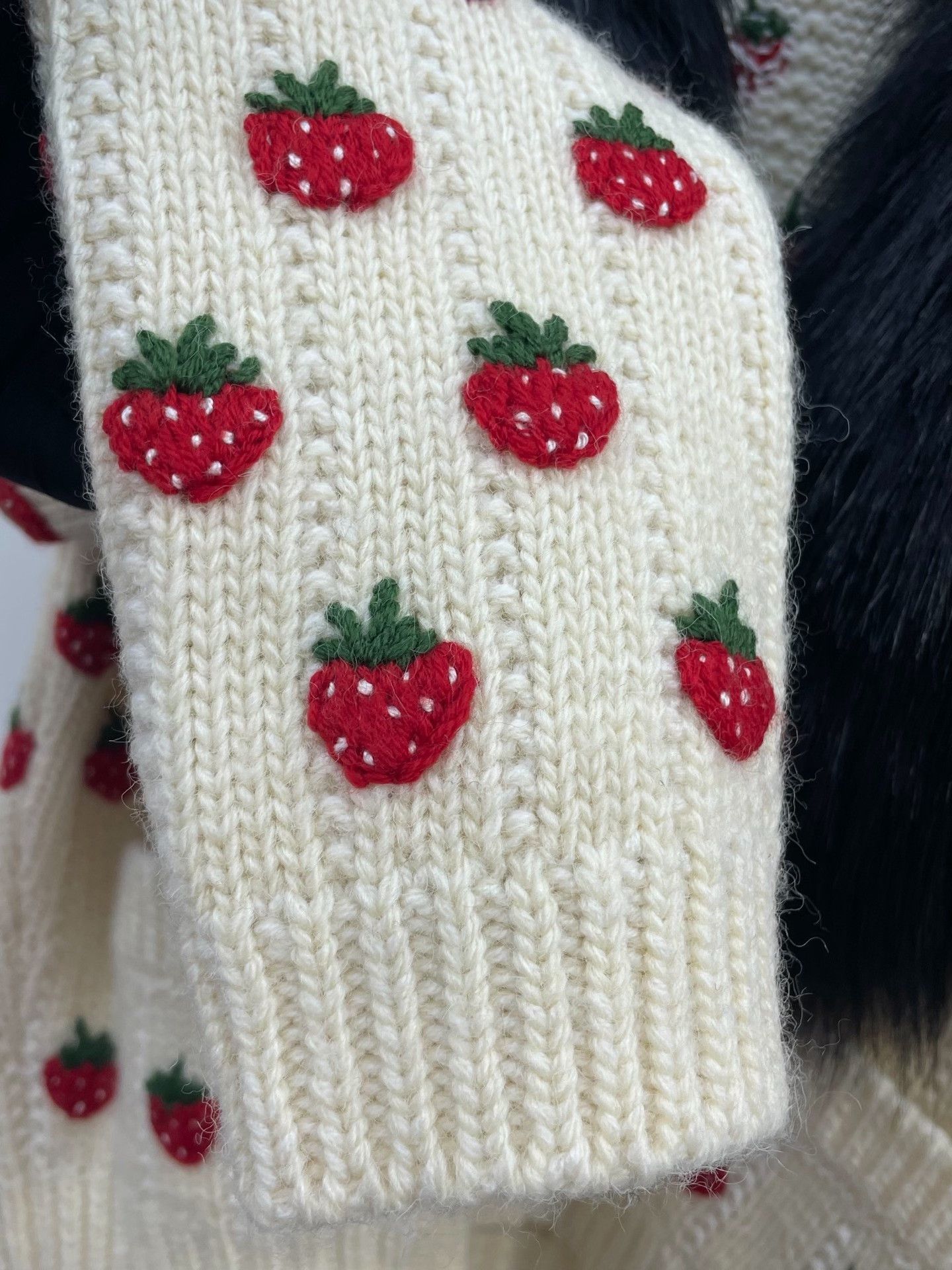Gucci Gucci Fur Collar Strawberry Jacquard Cardigan Size S / US 4 / IT 40 - 9 Thumbnail