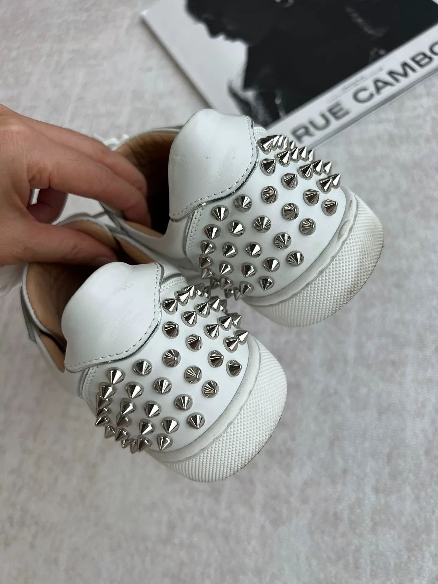 Christian Louboutin Christian Louboutin White Leather Low-Top Spiked Sneakers Size US 5 / IT 35 - 4 Thumbnail