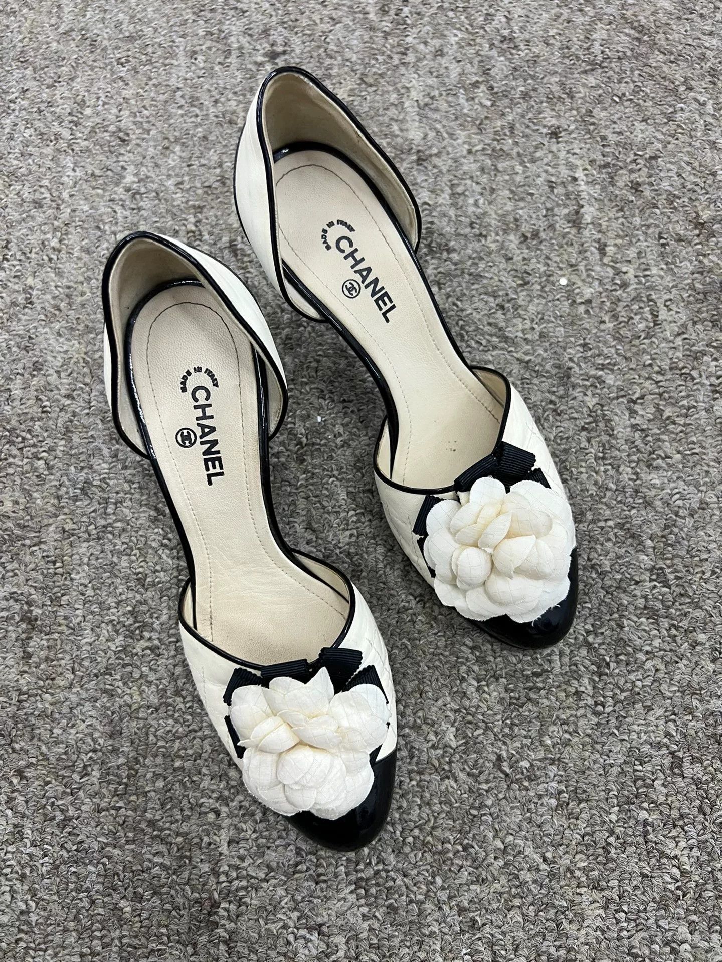 Chanel Chanel Black White Camellia Heels Size US 6 / IT 36 - 2 Thumbnail