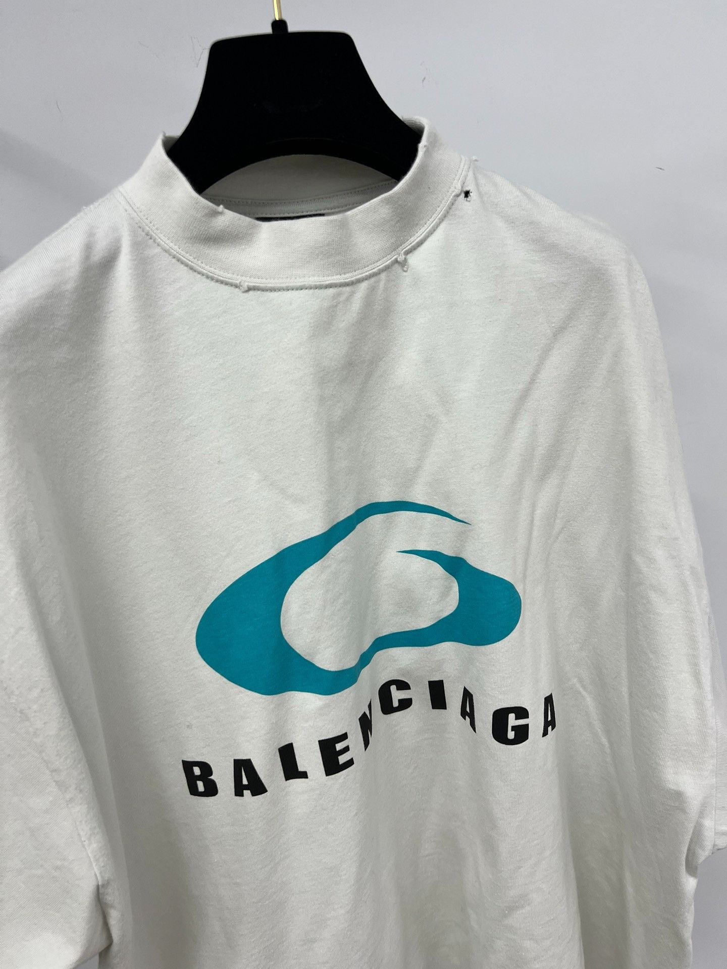Balenciaga Balenciaga Distressed Short-Sleeve T-Shirt L Size US L / EU 52-54 / 3 - 2 Thumbnail