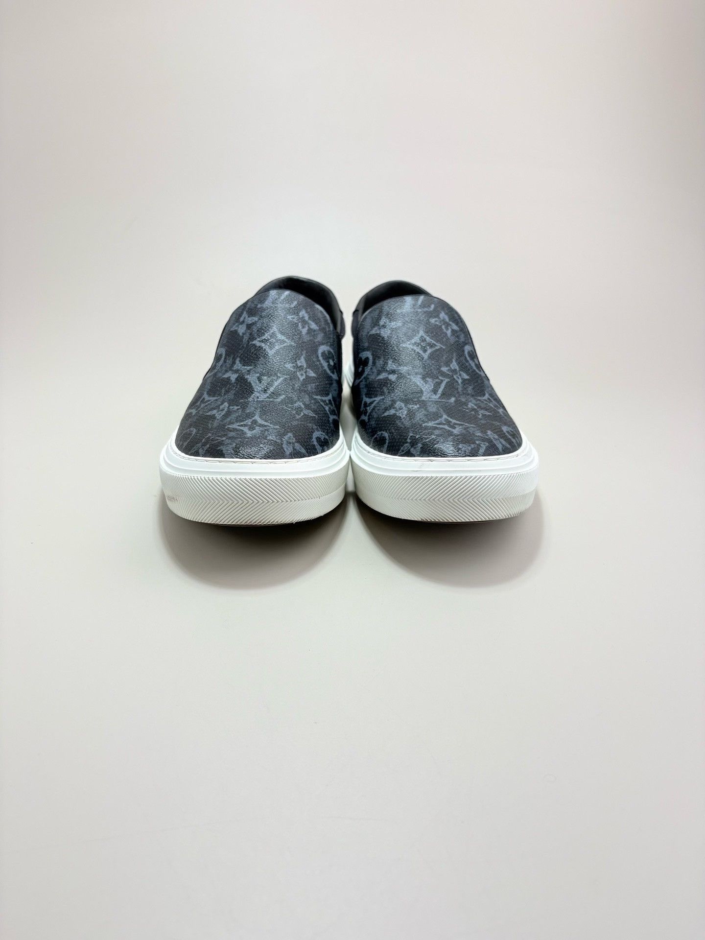 Louis Vuitton Louis Vuitton LV Monogram Slip-On Sneakers Size US 9 / EU 42 - 2 Thumbnail