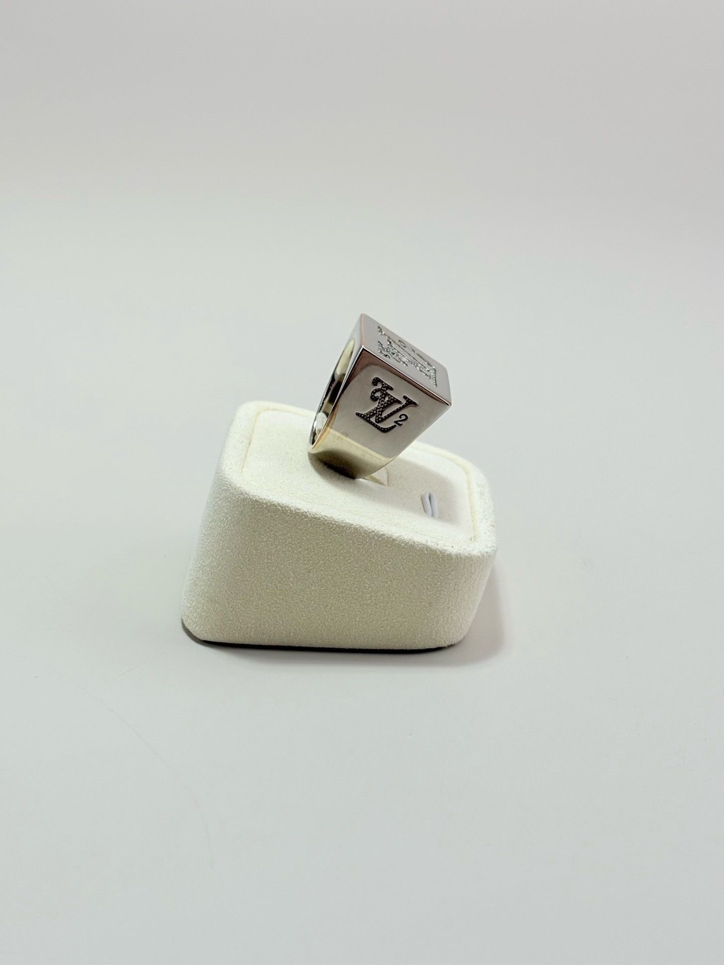 Louis Vuitton Louis Vuitton LV Nigo Rhinestone Ring Size ONE SIZE - 2 Thumbnail