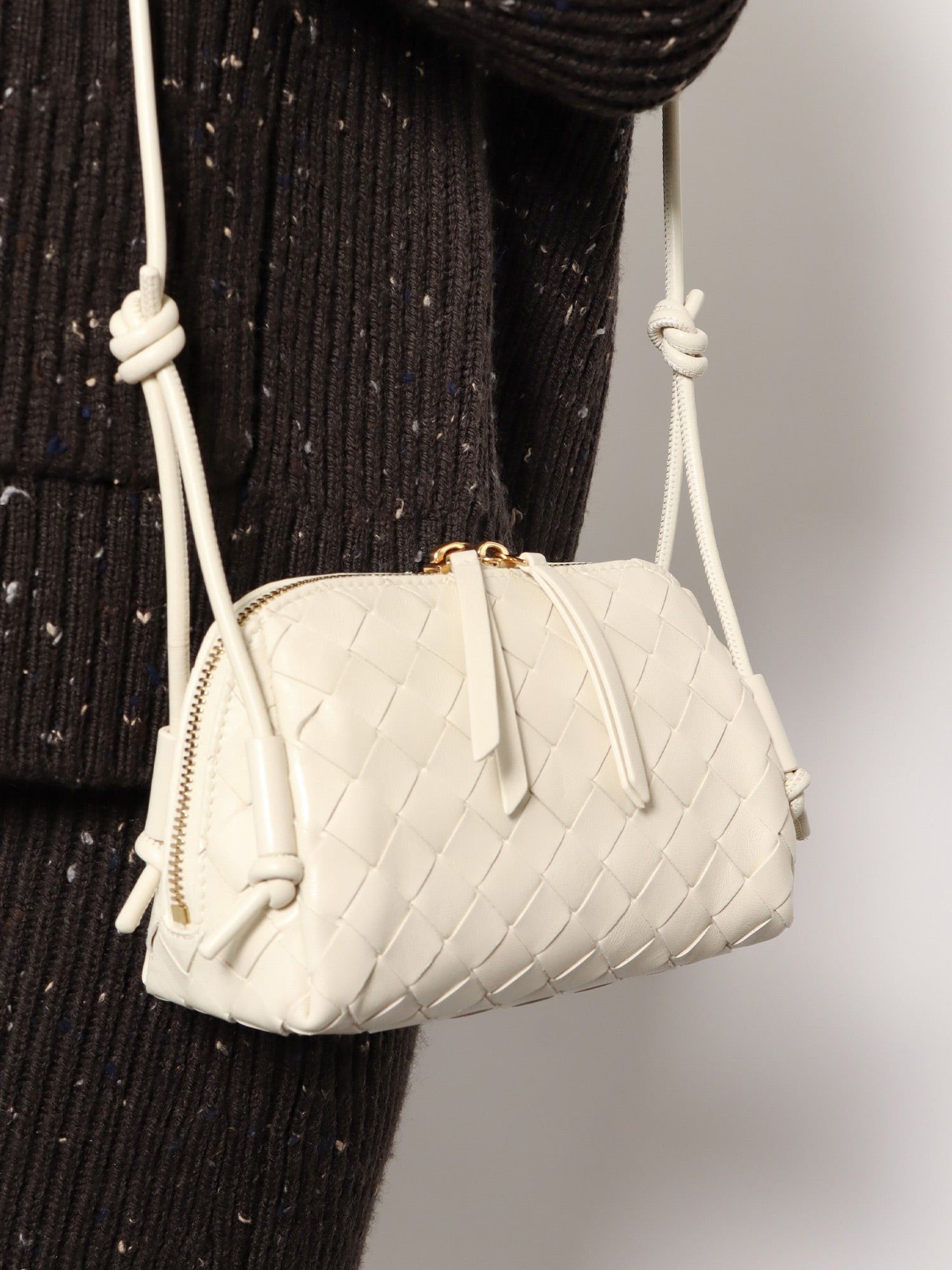 Bottega Veneta Concert Pouch Leather Crossbody Bag With Intrecciato Motif Size ONE SIZE - 2 Thumbnail