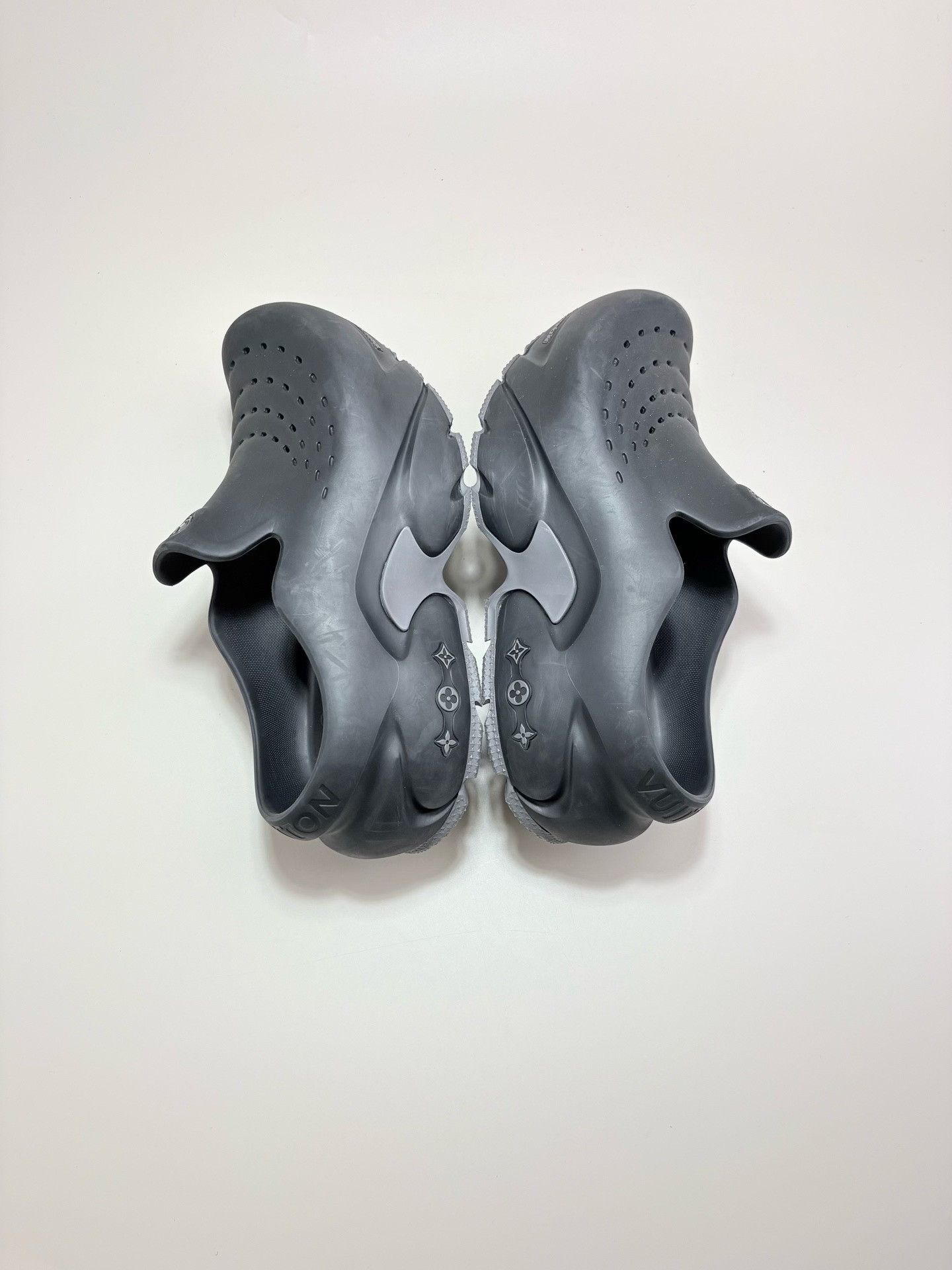 Louis Vuitton Louis Vuitton LV Shark Black Thick-soled Slippers Size US 9 / EU 42 - 4 Thumbnail