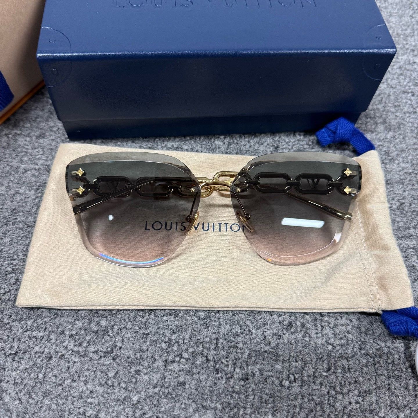 Louis Vuitton Louis Vuitton Cat Eye Gold Chain Sunglasses Size ONE SIZE - 2 Thumbnail