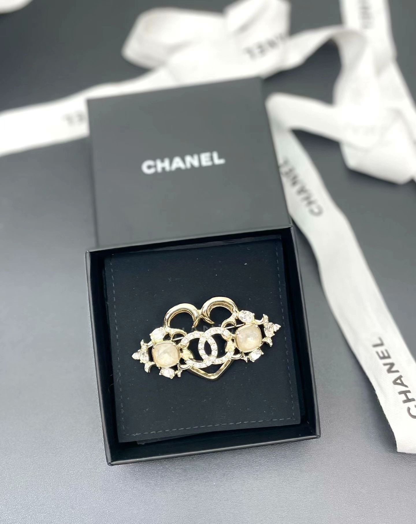 Balmain Chanel Heart Pearl CC Brooch Size XS / US 0-2 / IT 36-38 - 9 Thumbnail