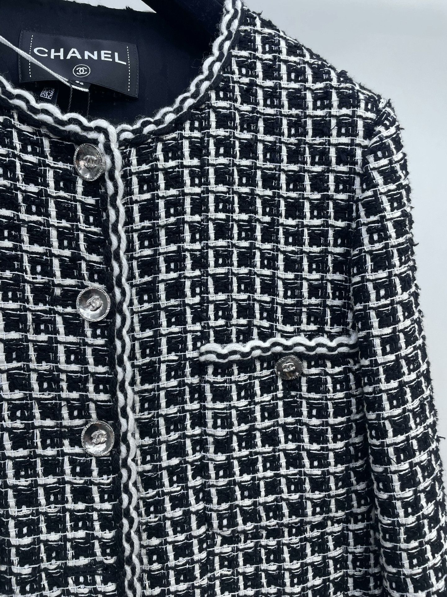 Chanel Chanel 25C Black White Tweed Jacket Size XS / US 0-2 / IT 36-38 - 4 Thumbnail